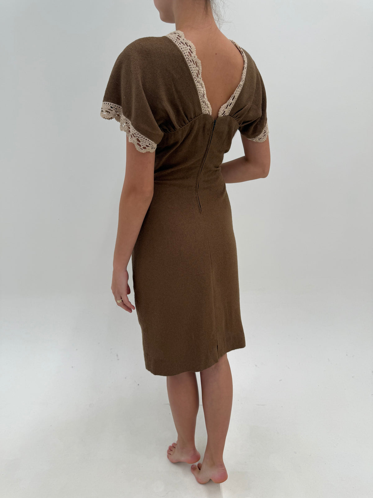 Rochie taupe brown old vintage anii 70 din lana buclata extrafina cu macrame lucrat manual