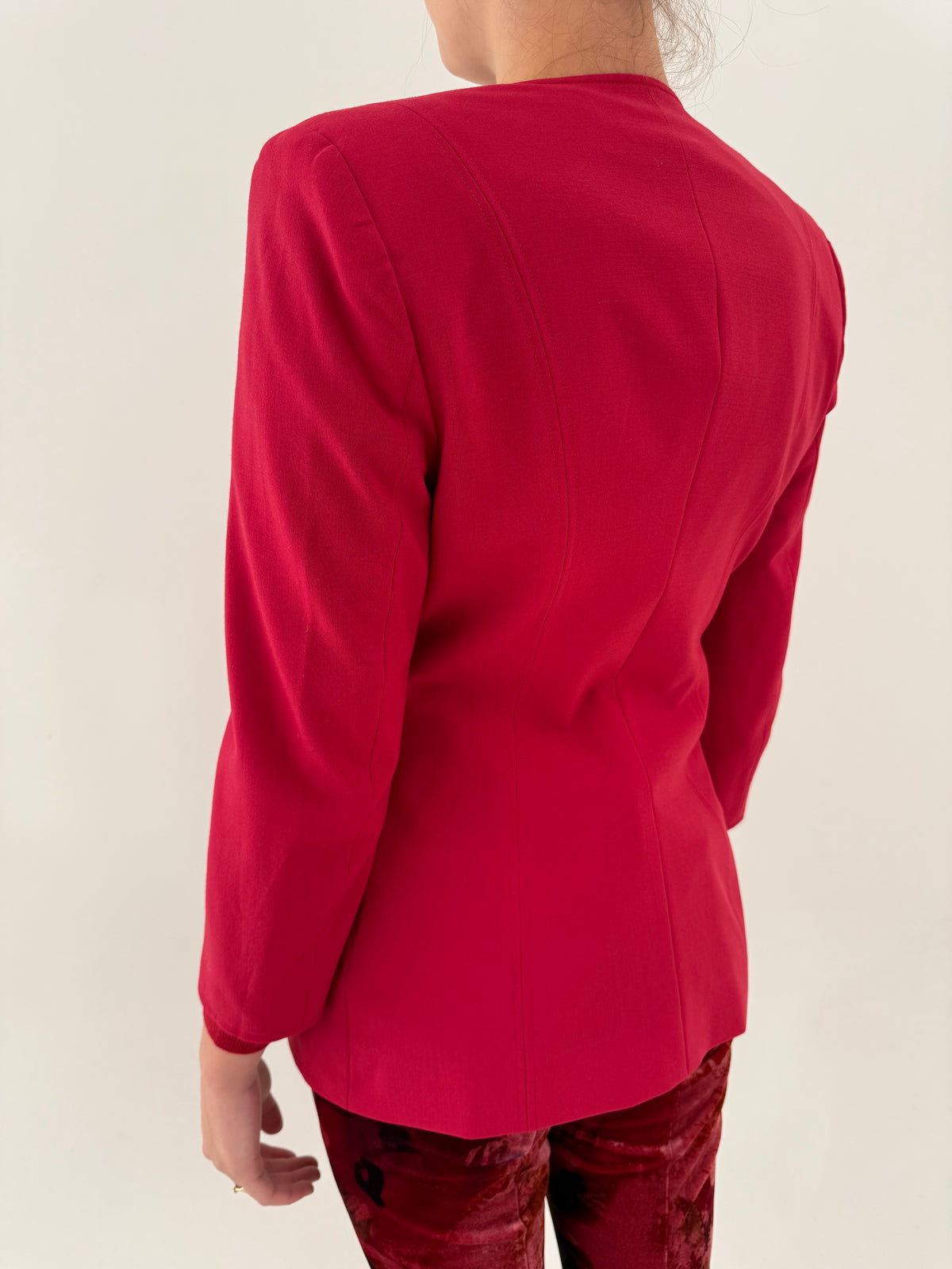 Sacou cambrat raspberry red din lana worsted extrafina și croi minimalist