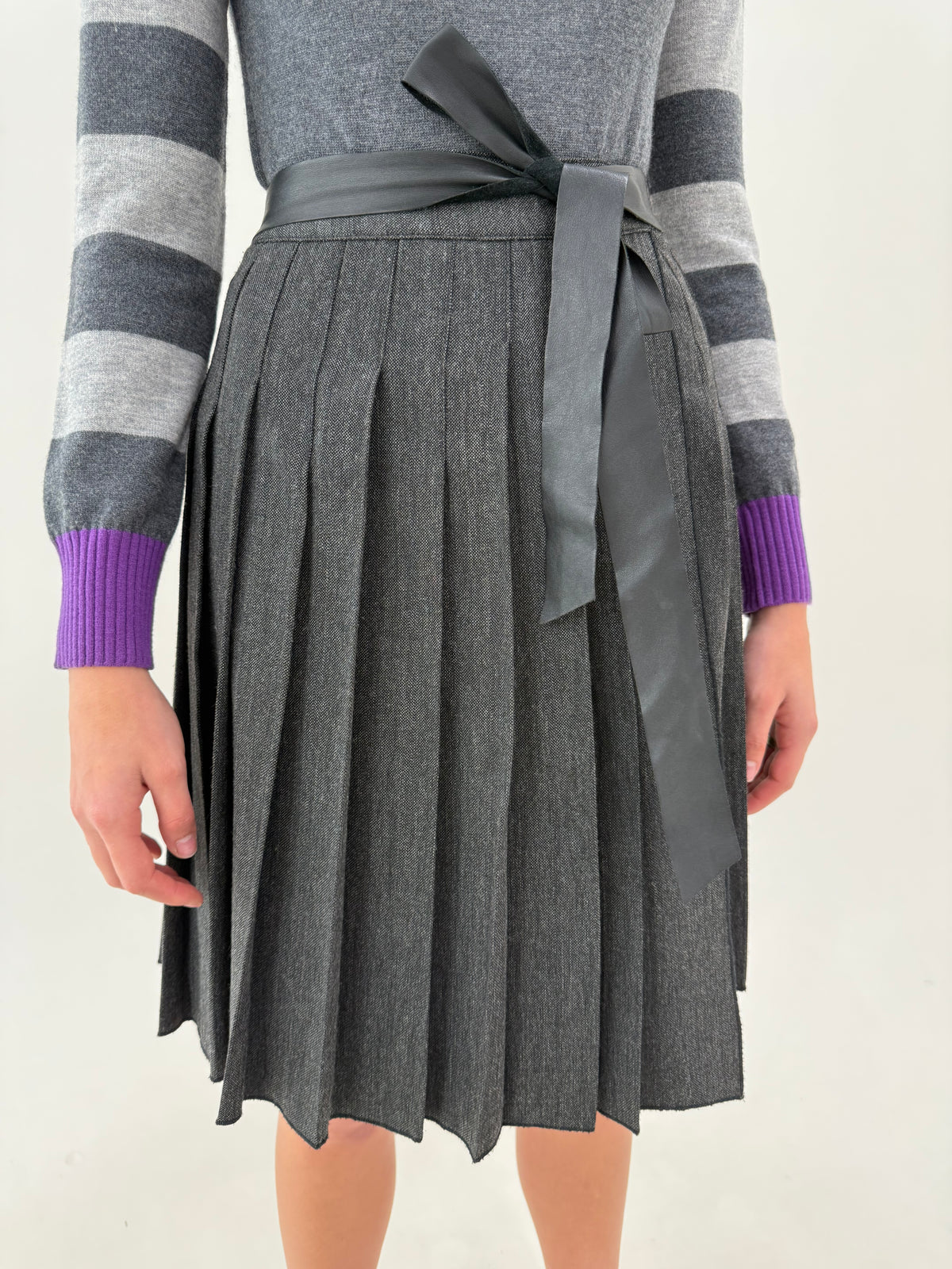 Fustă gama Max Mara plisată din tweed de lana cu cordon din piele naturală