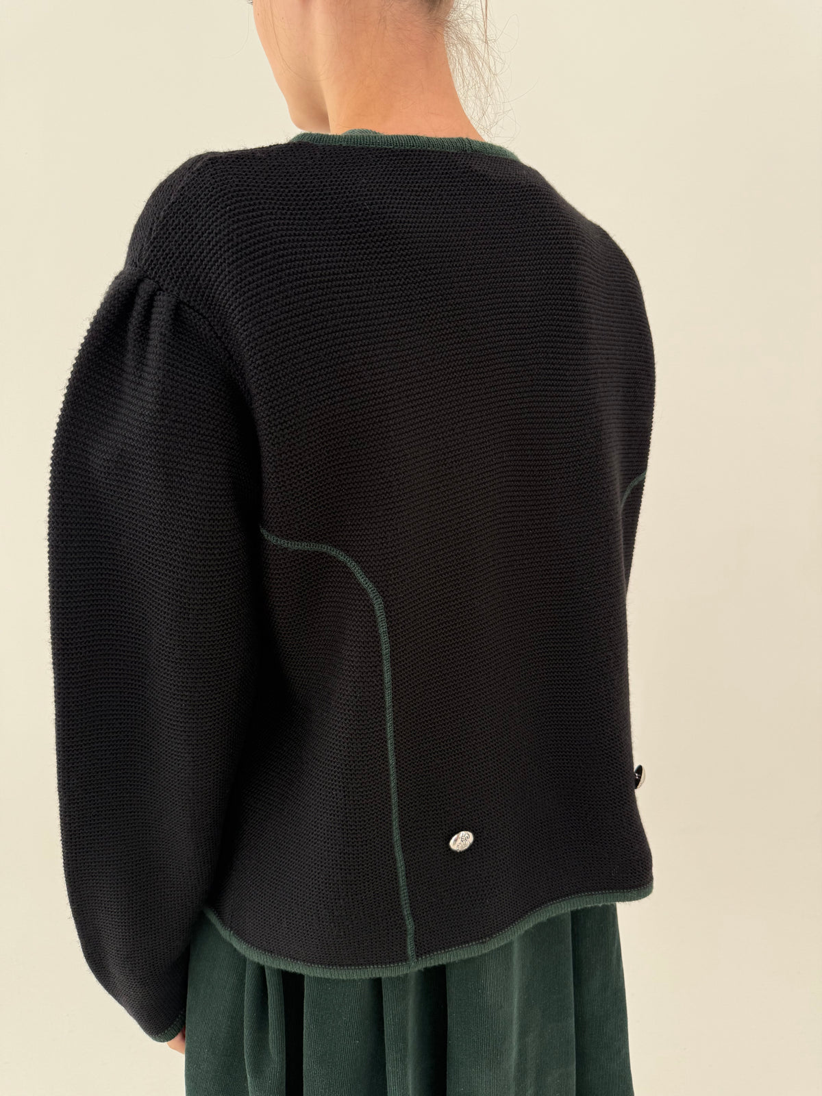Cardigan vintage tip jachetă în croi cambrat cu umeri ușor bufanți negru