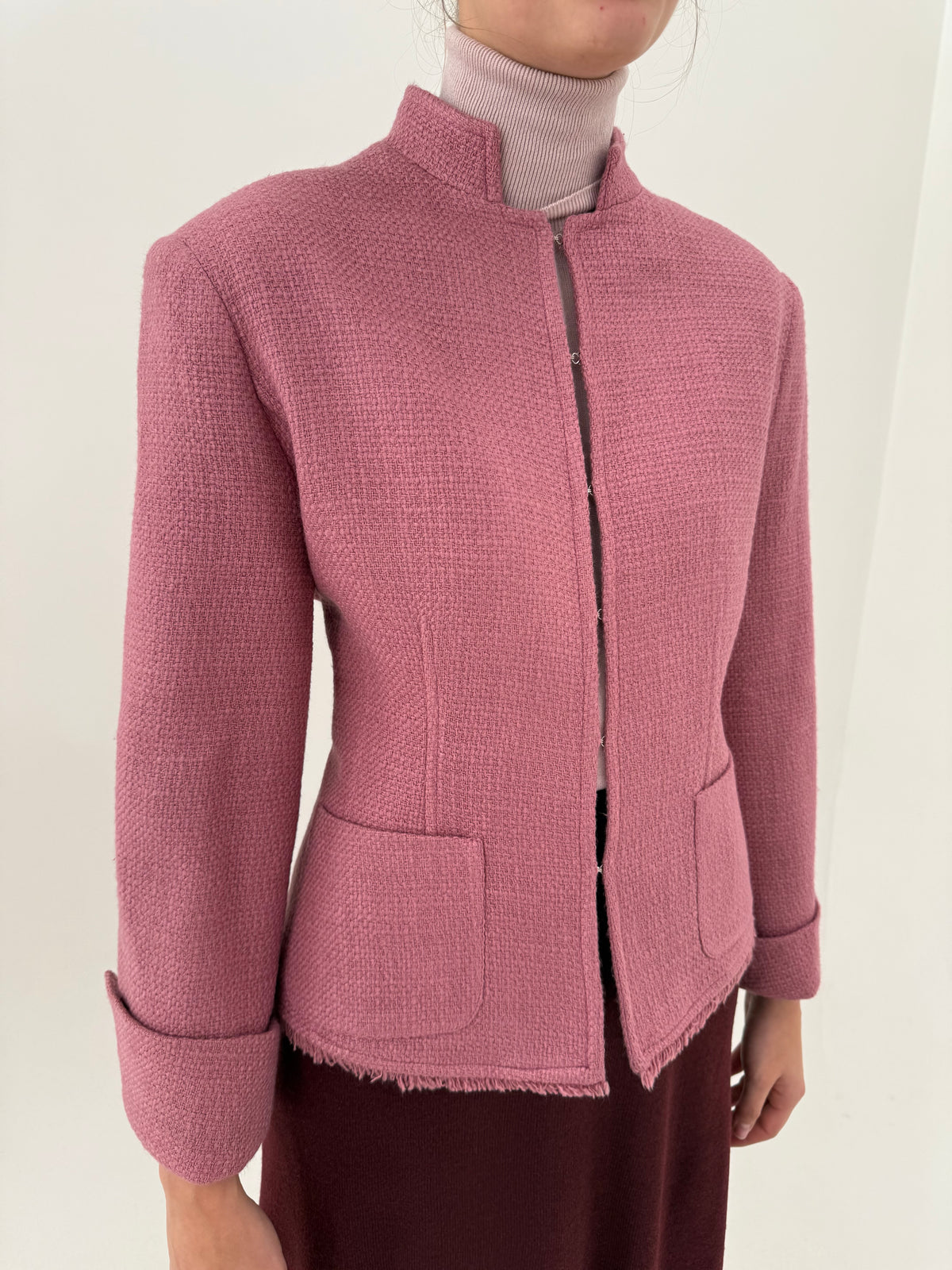 Sacou dusty baby blue din tweed de lana în croi ușor cambrat cu buzunare aplicate