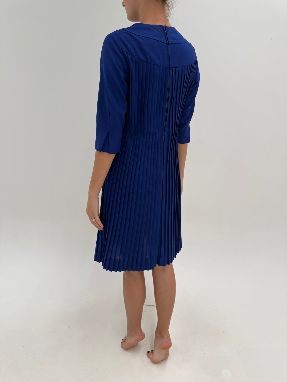 Rochie old vintage anii ’60 Royal Blue cu plisare arhitecturală și talie sculptată din lana extrafina