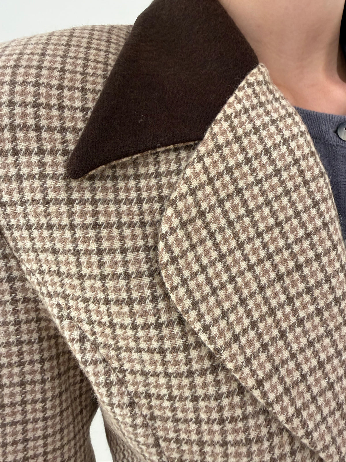 Sacou camel cambrat din tweed excepțional de lana cu revere deosebite