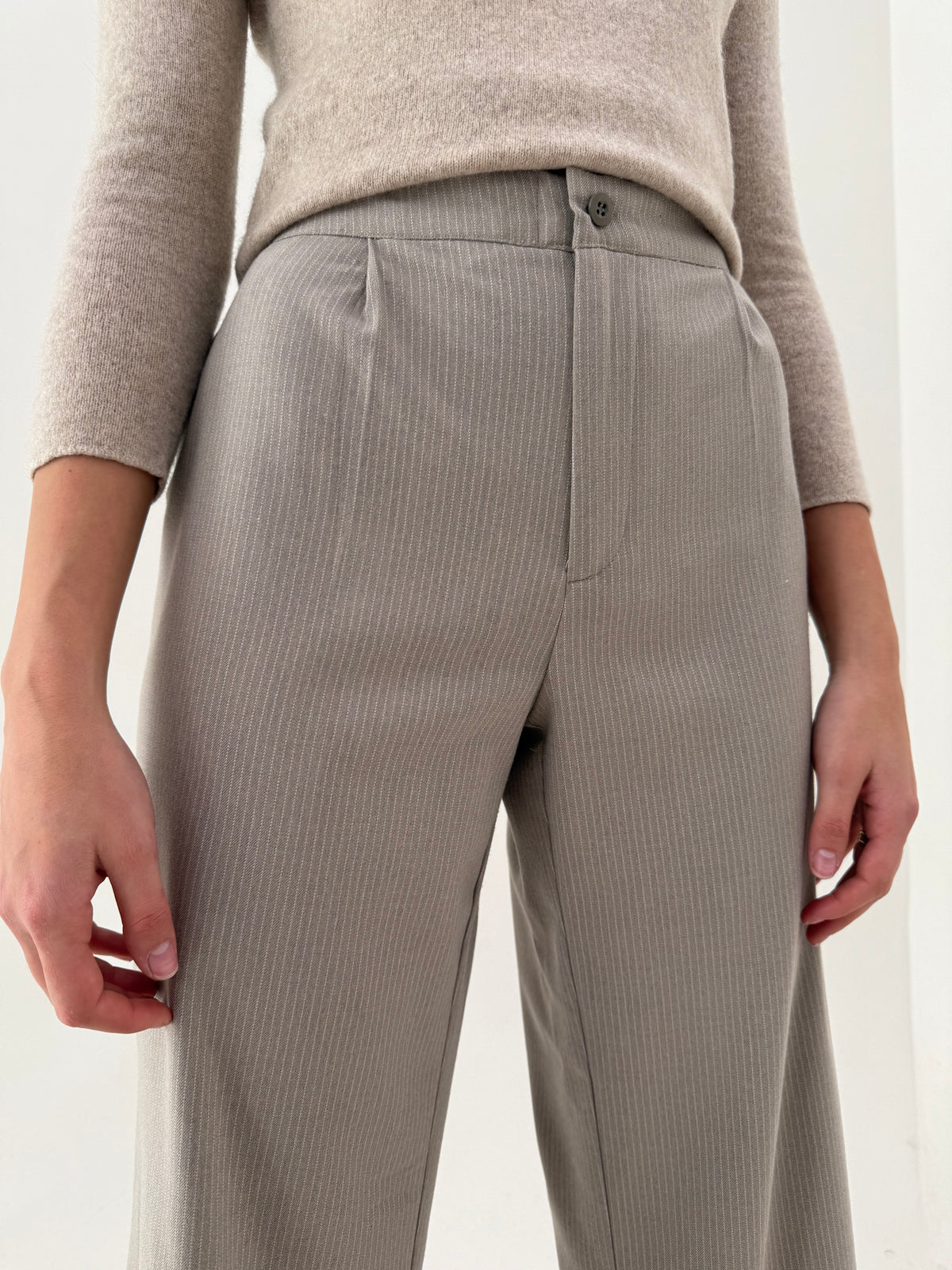 Pantaloni light taupe din stofita confort cu dungi fine camel verticale și pense petite în croi drept