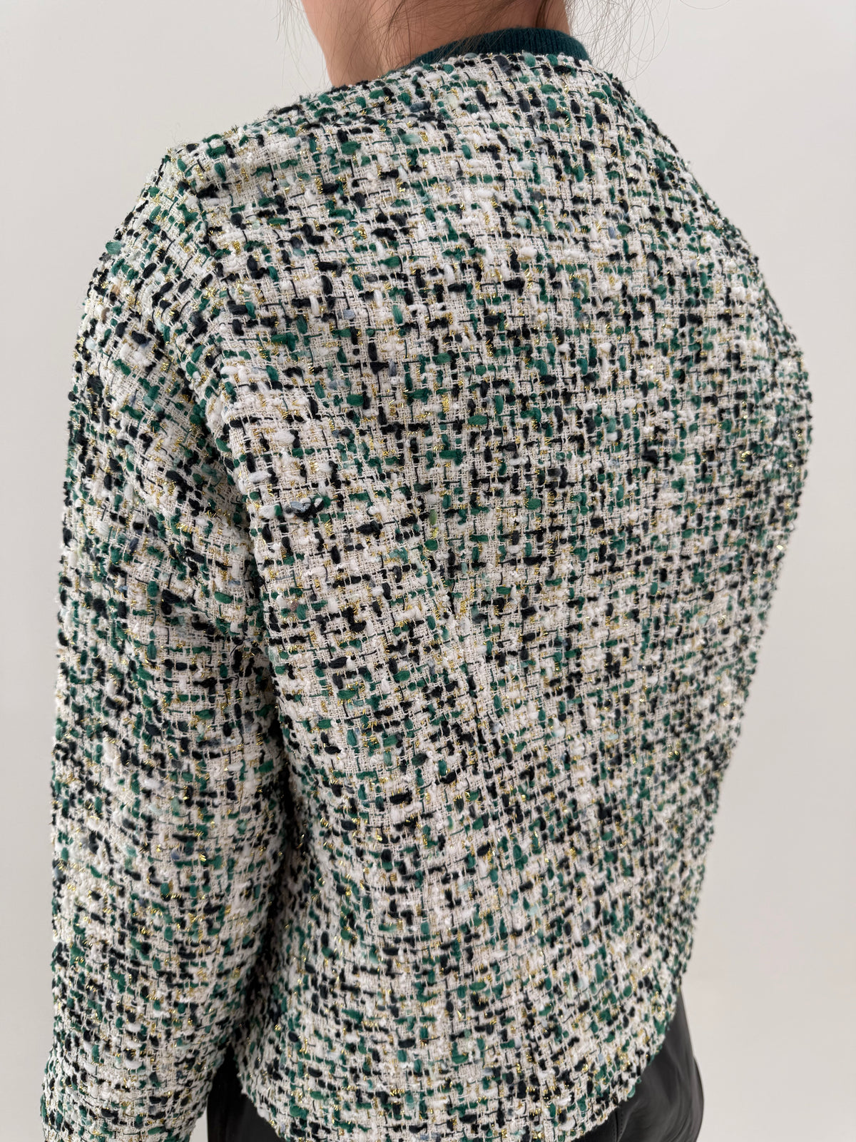 Sacou petite italian în stil Chanel din tweed superb alb cu inserții fine aurii, negre și dark green