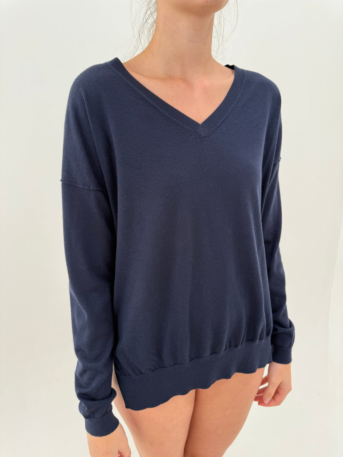 Pulover de brand luxury Closed din lana merino extrafina în croi lejer și anchior