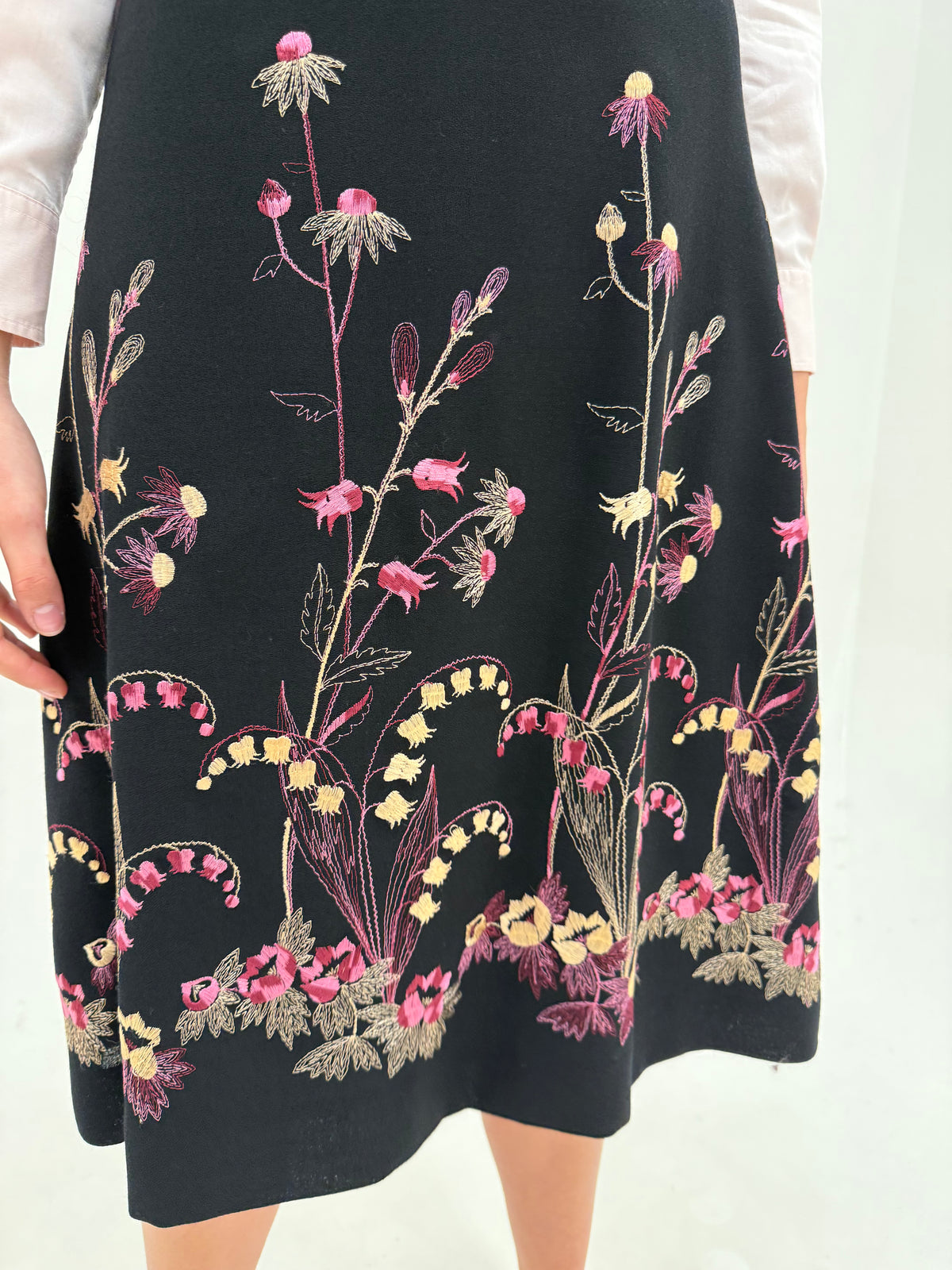 Fustă vintage din crep de lana extrafina cu broderie excepțională delicată