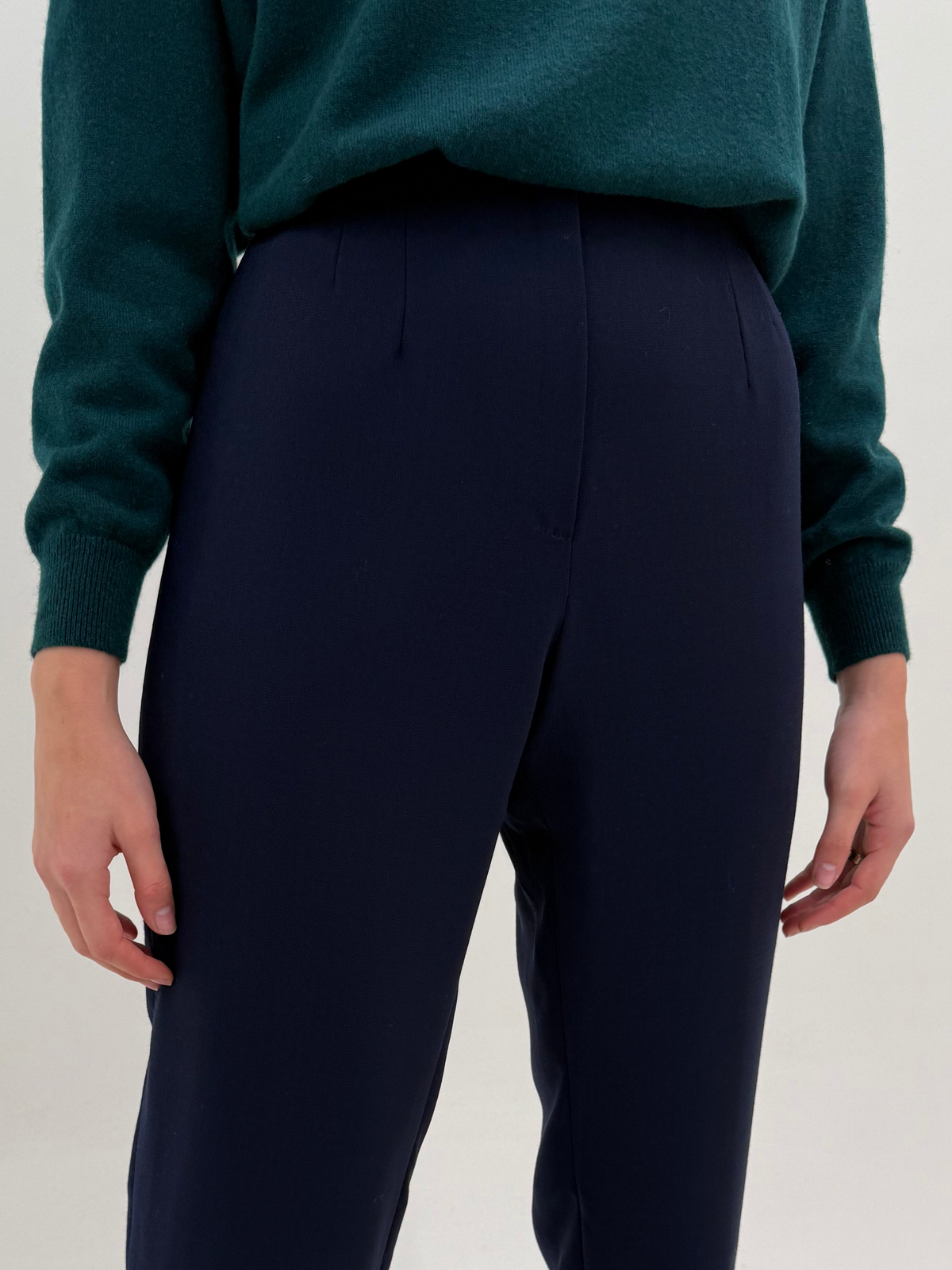 Pantaloni Navy din lana extrafina confort cu talie ultra înaltă și solduri generoase