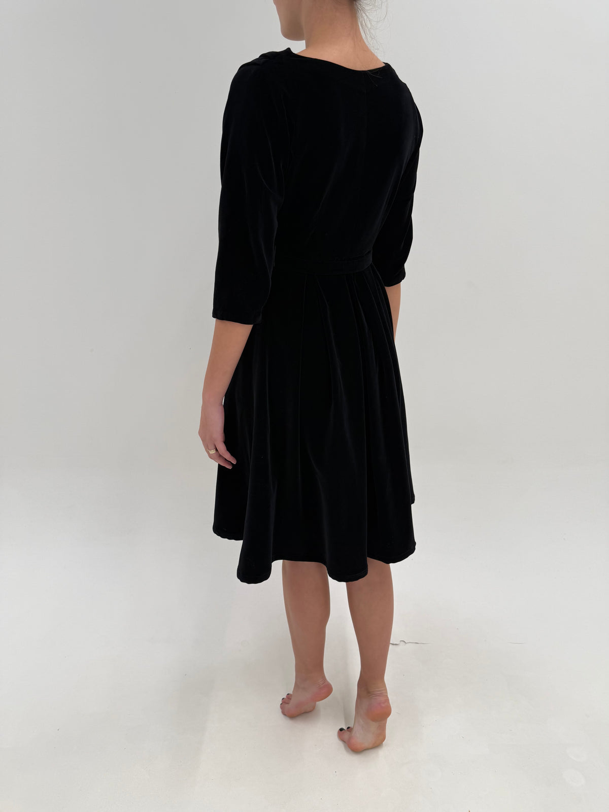 LBD old vintage anii 50 cu talie ultra marcată și fusta extrem de amplă din catifea excepțională