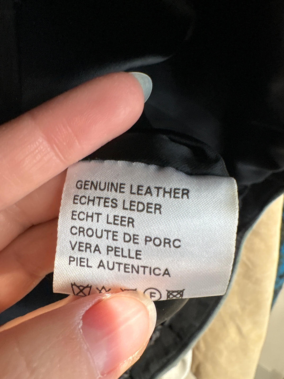 Geaca din piele naturală întoarsă în croi boxy cu lucrătură excepțională