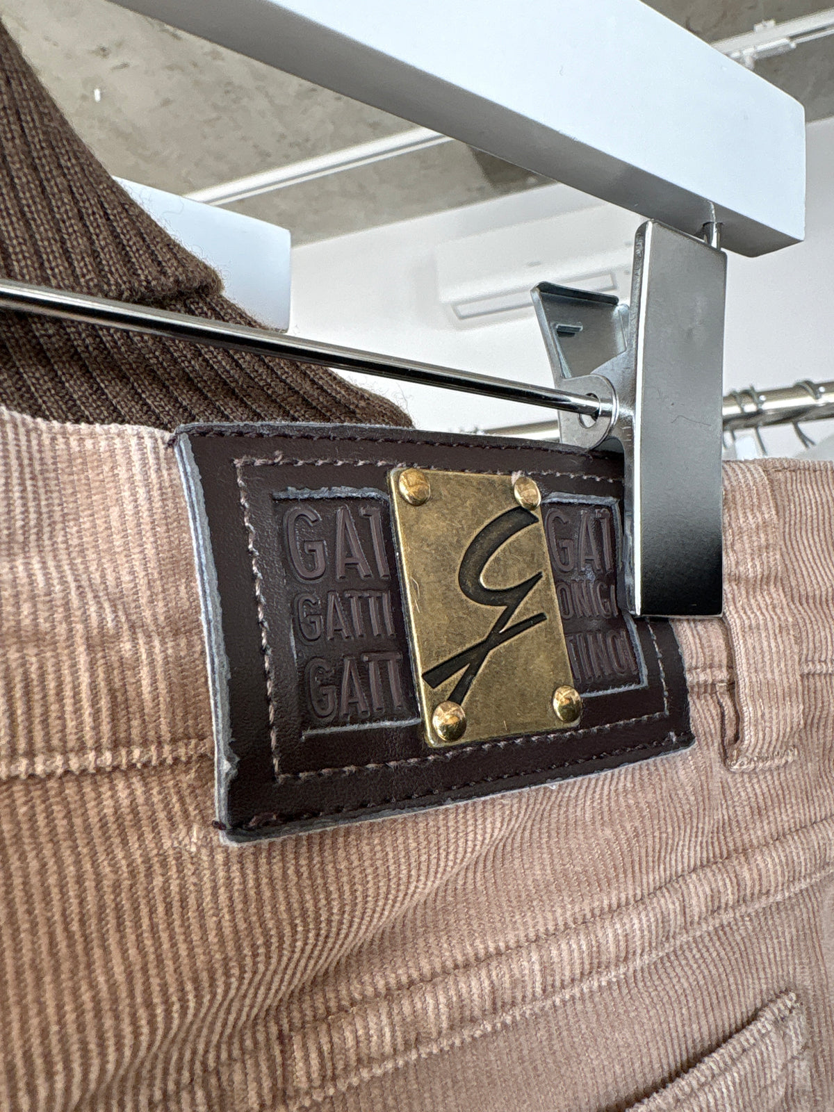 Pantaloni taupe tall de brand luxury italian Gattinoni din catifea raiata fin ultra confort