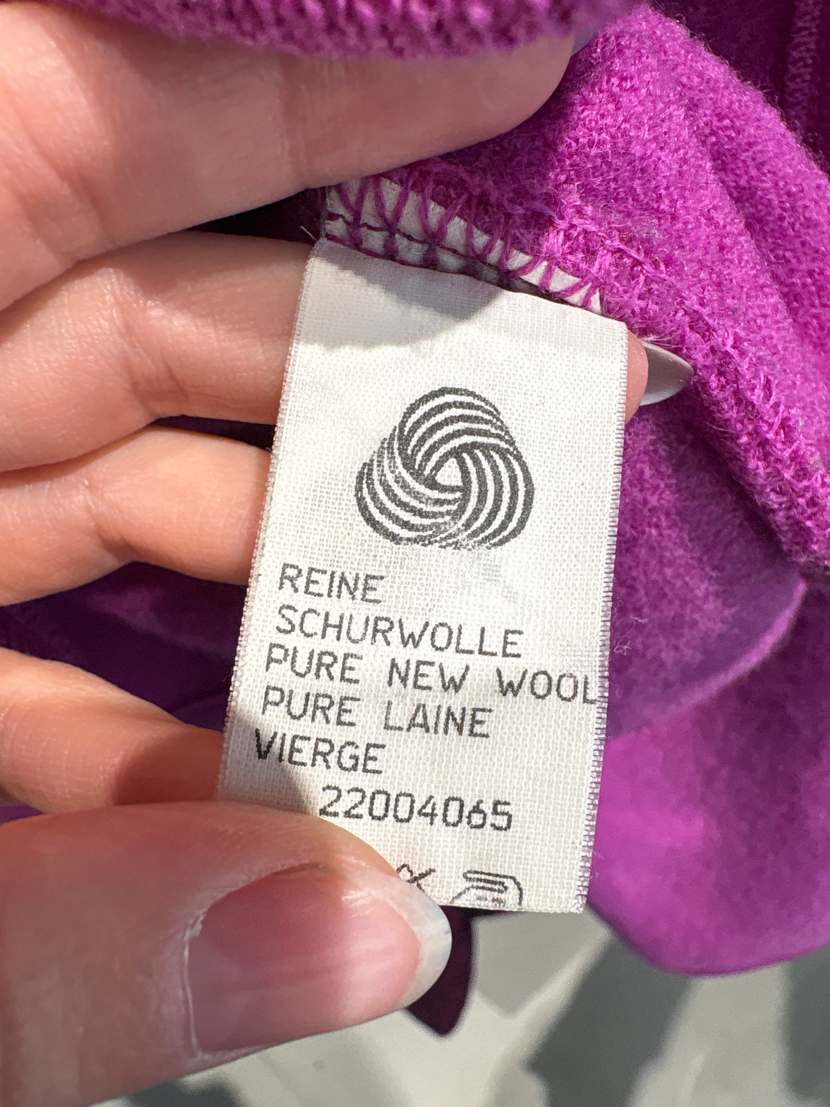 Jacheta cambrata din boiled wool fucsia in croi feminin cu broderie și nasturi metalici