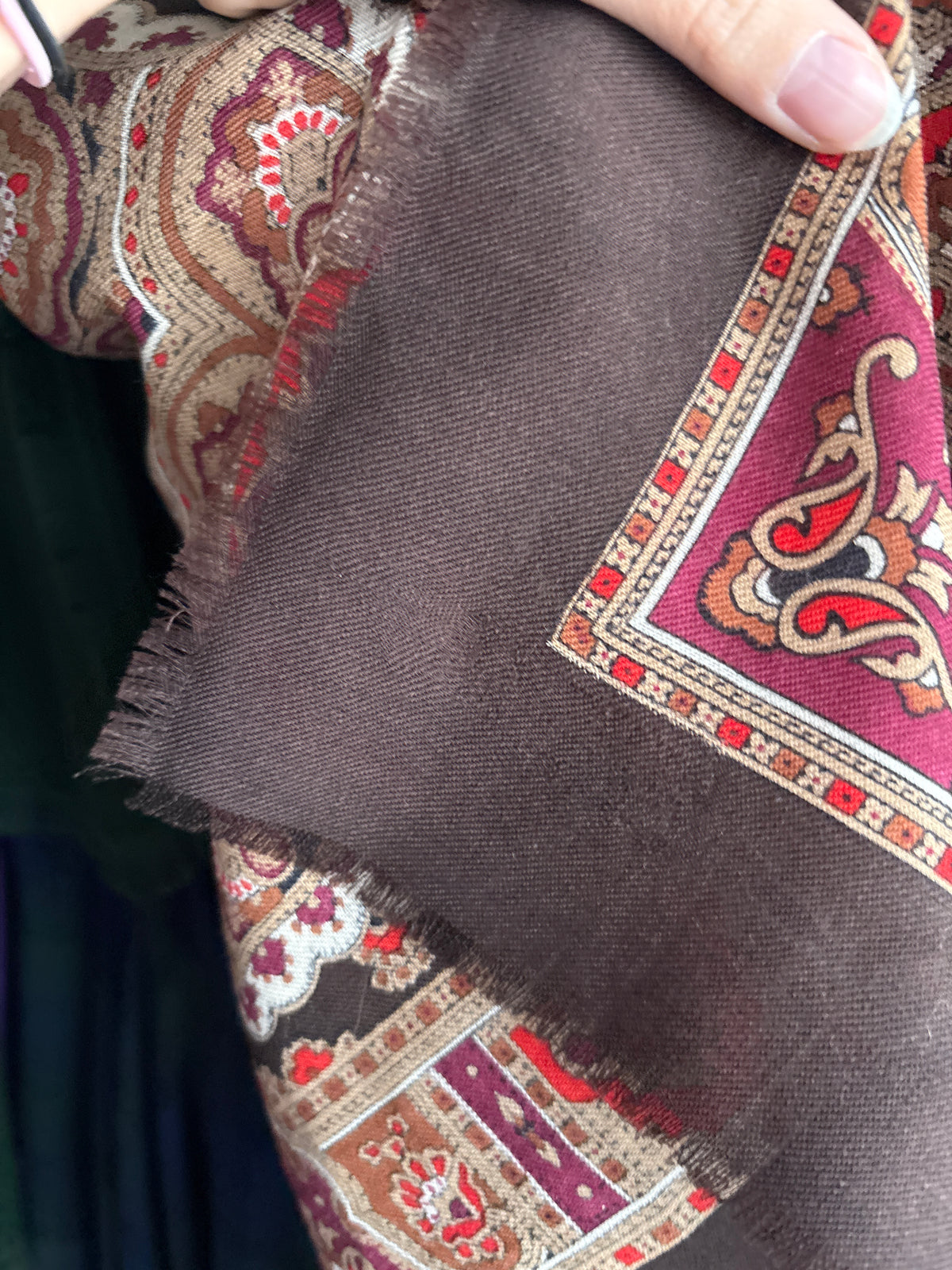 Eșarfă XXL din lana extrafina chocolate brown cu print paisley superb