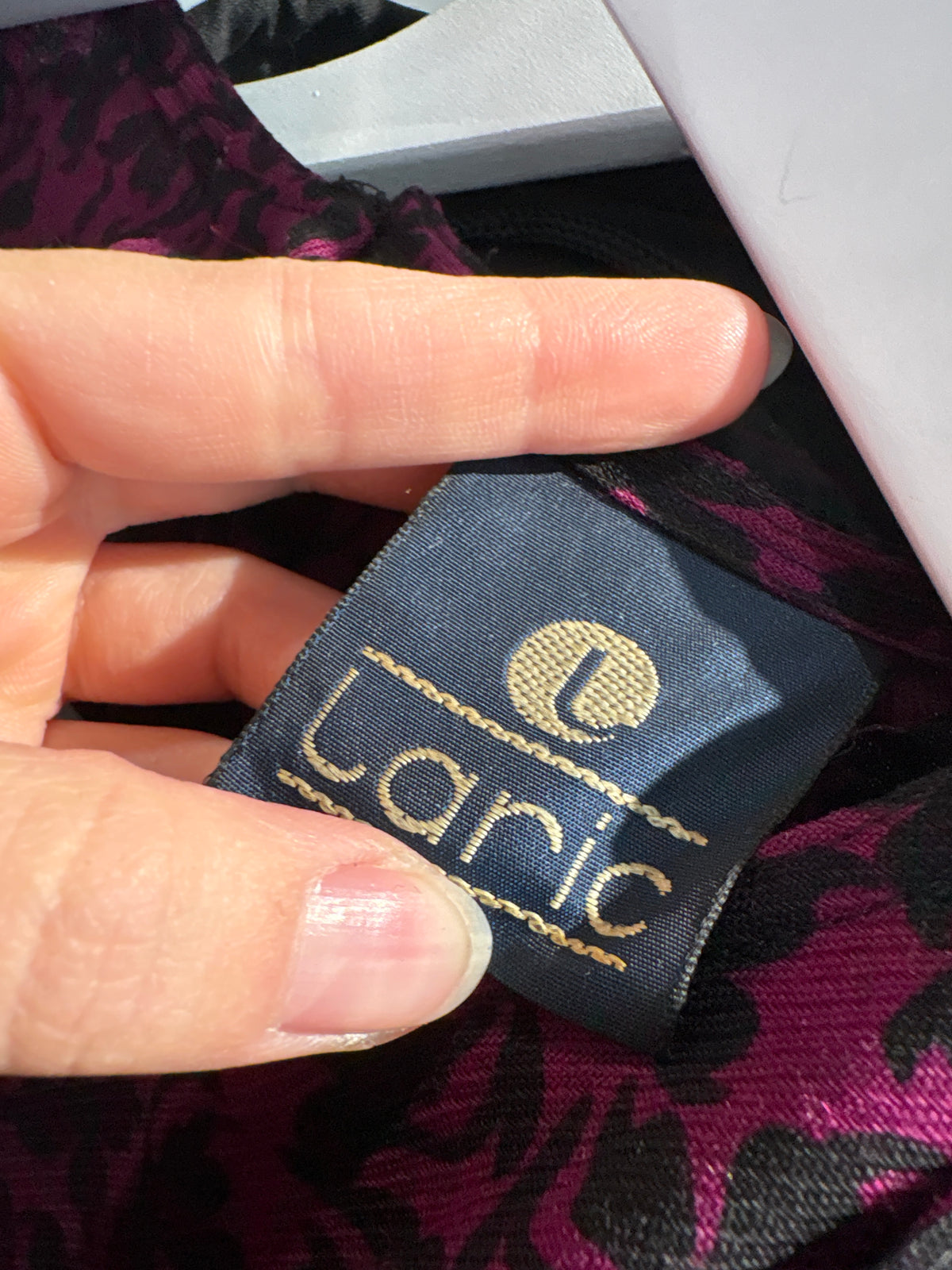Rochie dark fucsia cu prinț negru și talie ultra înaltă din lana extrafina