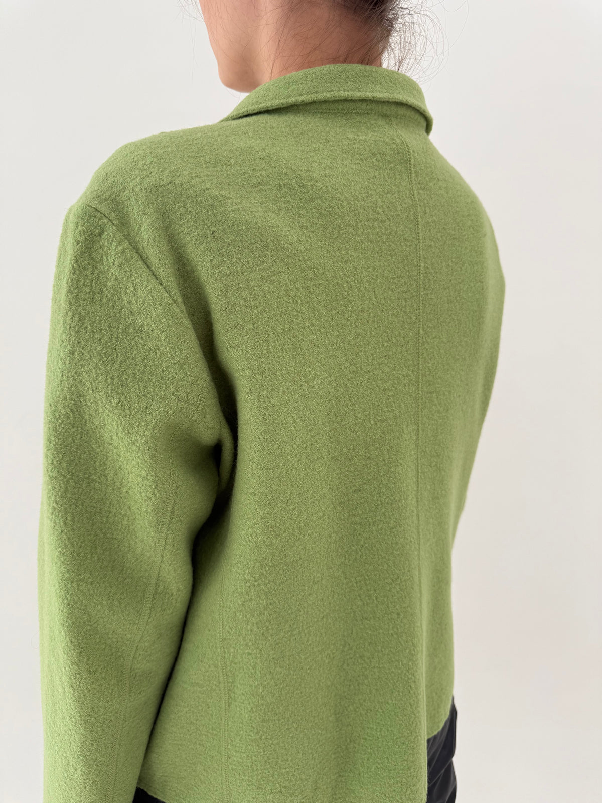 Sacou din boiled wool verde crud cu buzunare aplicate în croi ușor cambrat