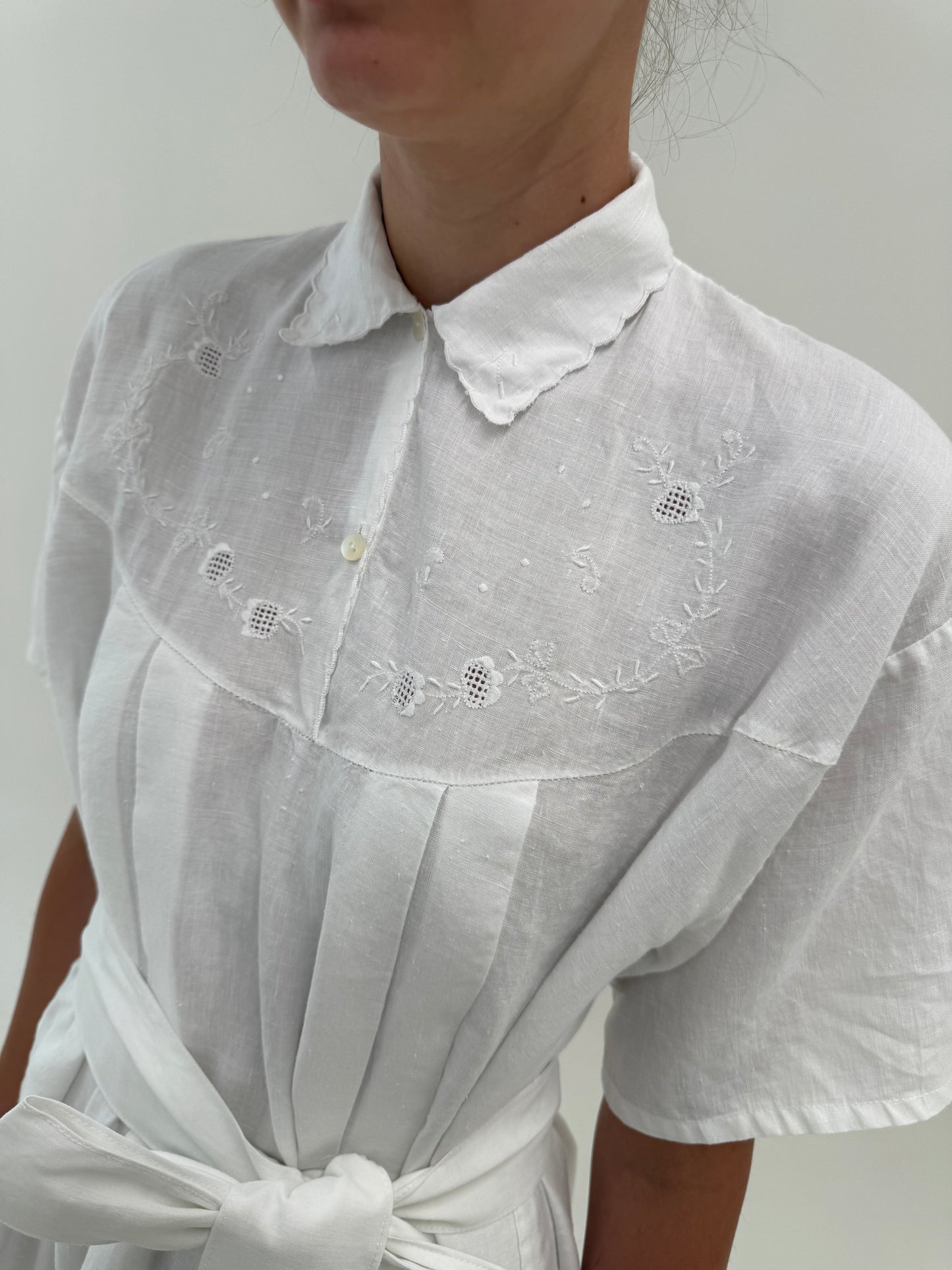 Rochie maxi bijuterie cu broderie manuală din in excepțional cu cordon propriu lat