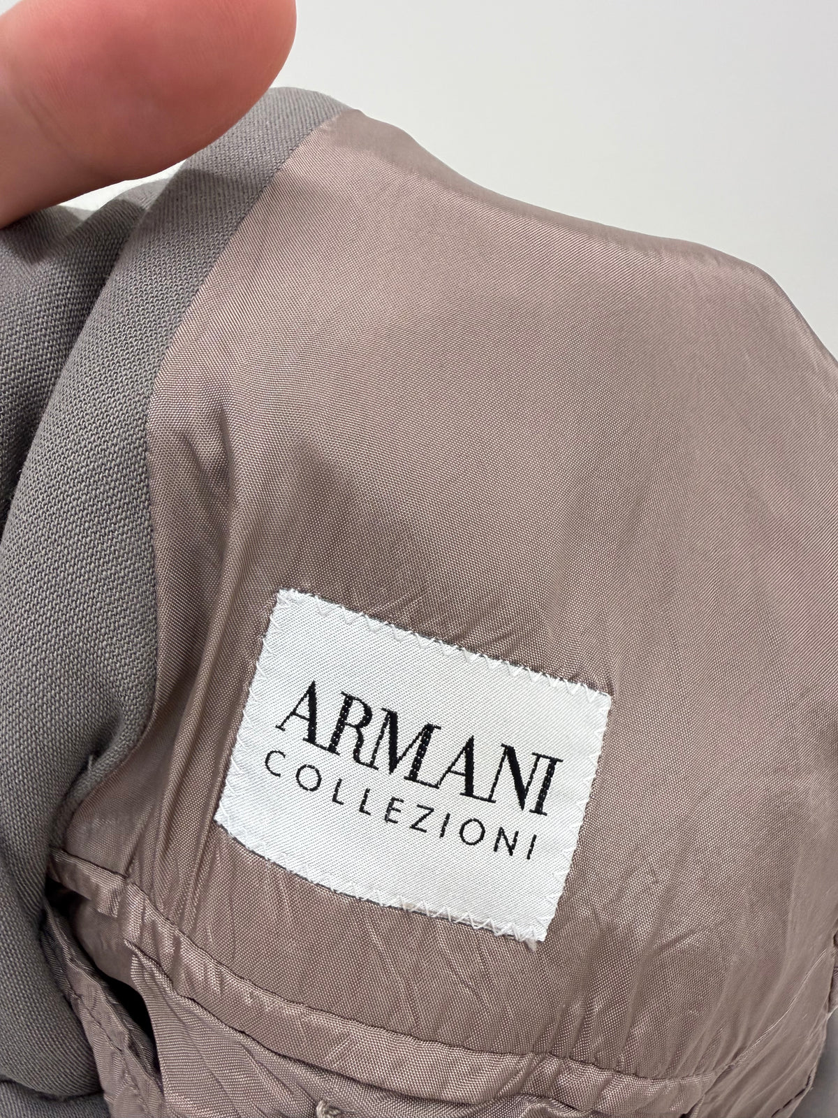Sacou Armani tall warm gray din crep excepțional de lana în croi actual