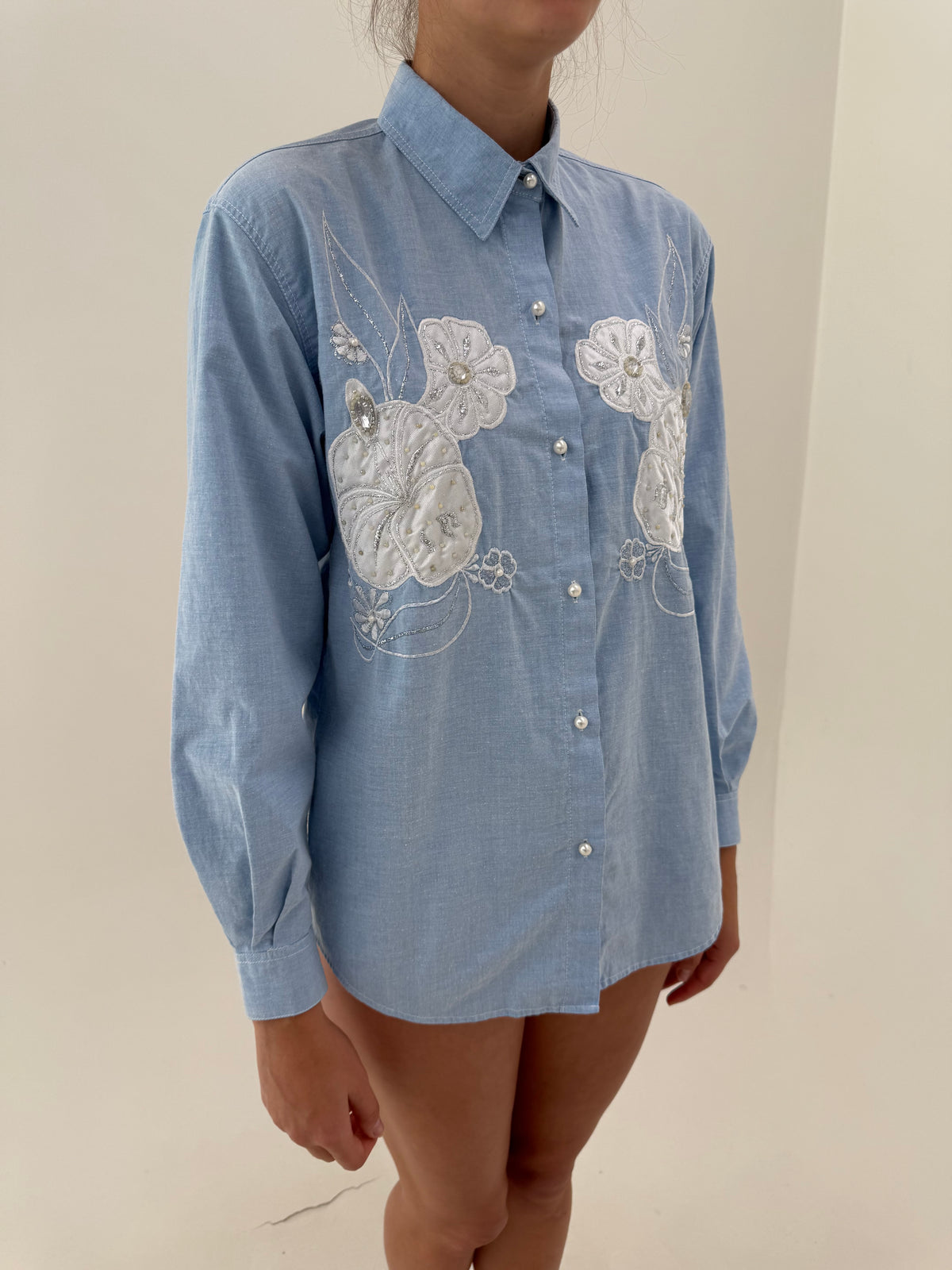 Cămașa vintage cu aplicații perle și broderie din bumbac gros baby blue