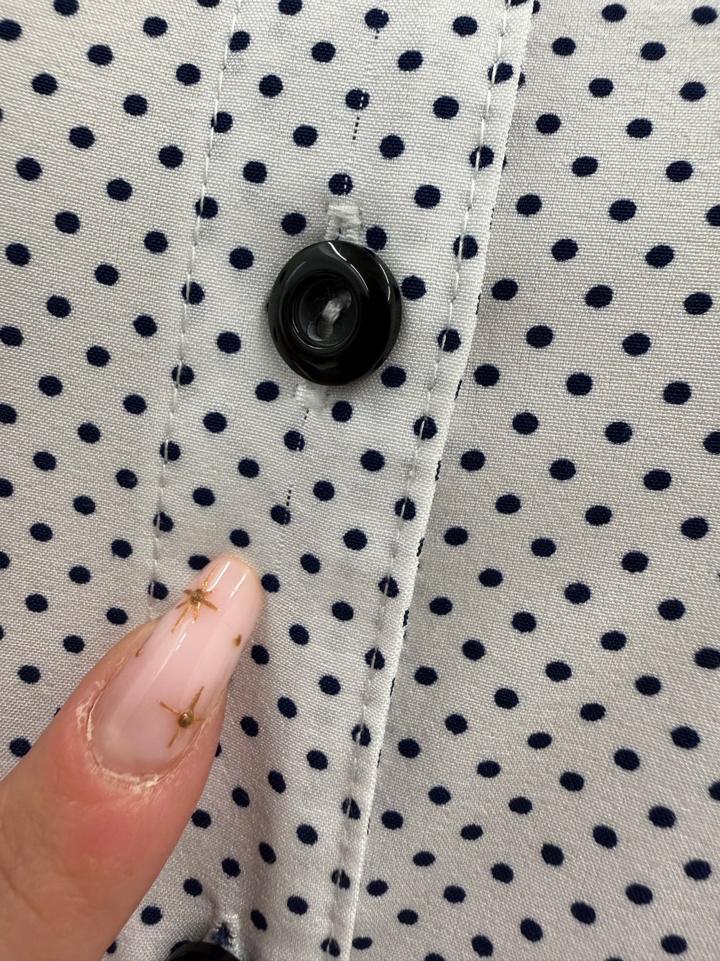 Cămașa cu buline negre din poplin texturat de bumbac
