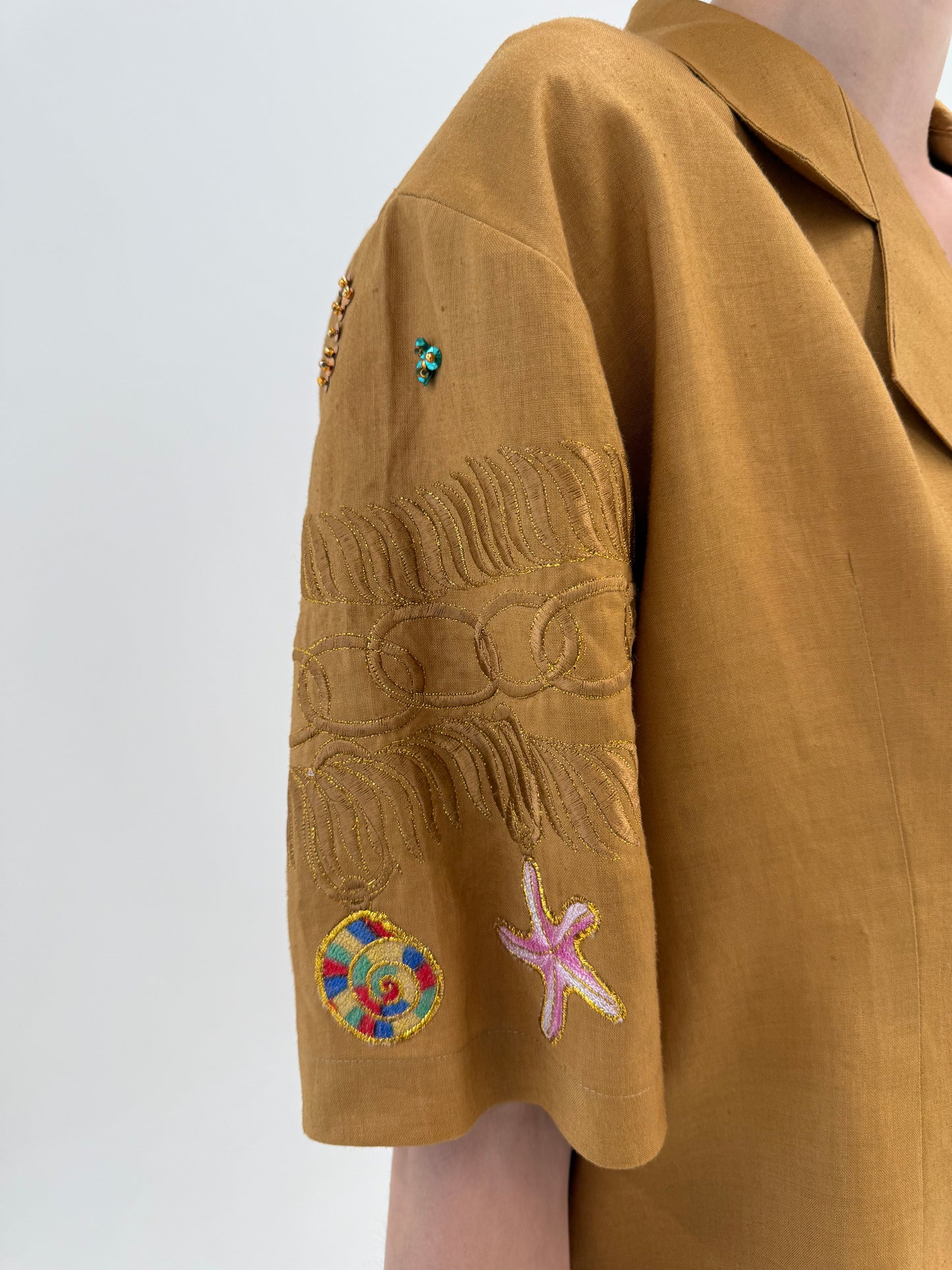Sacou excepțional din în caramel cu broderie și închidere dublă