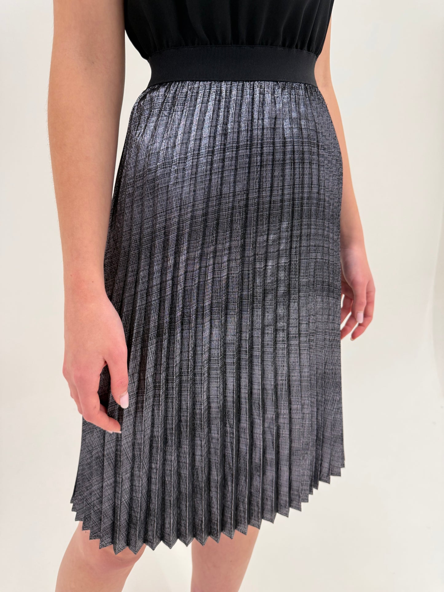 Rochie de la business la cocktail de brand premium italian cu fustă plisată argintie