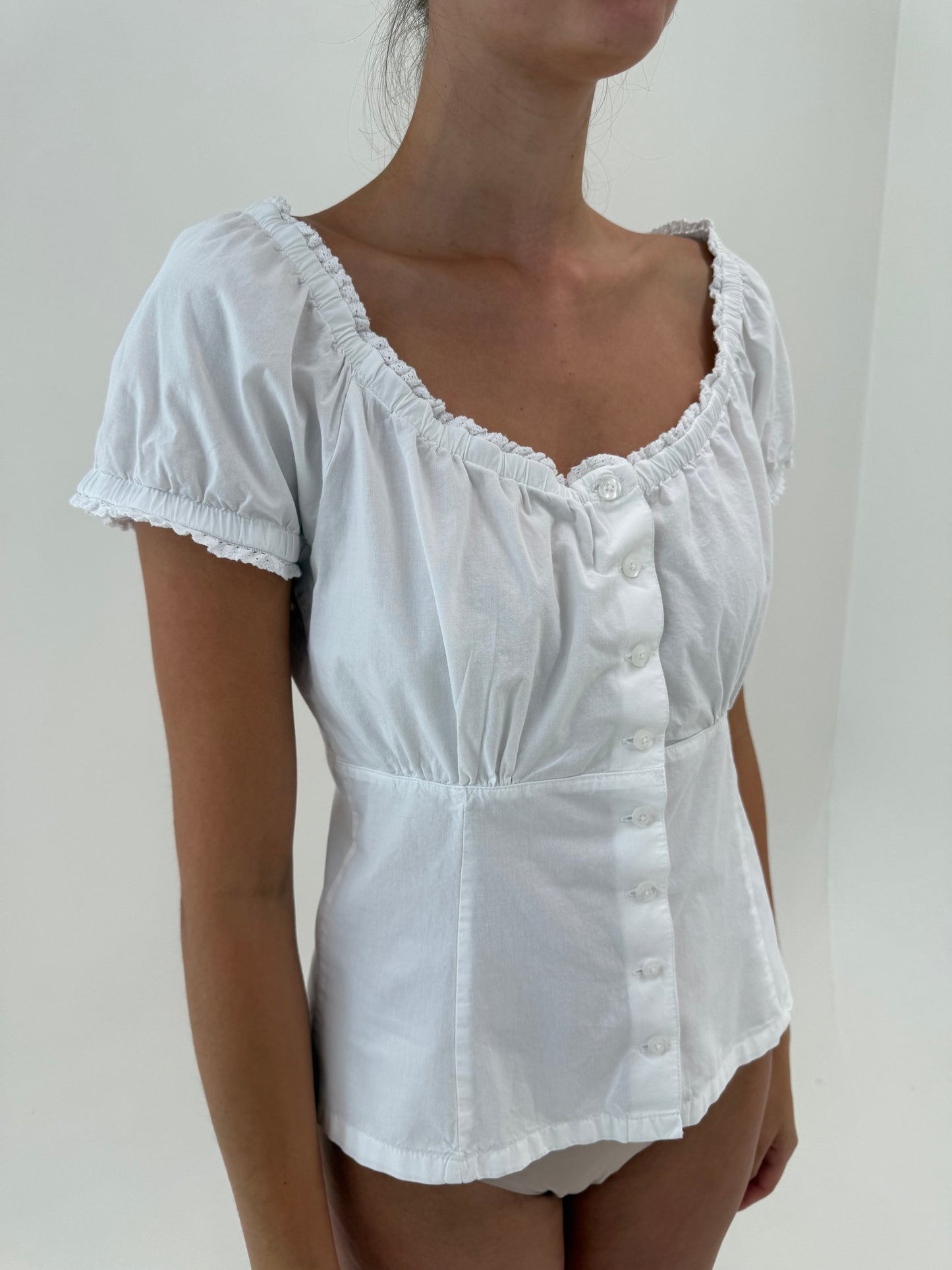 Top vintage cambrat cu decolteu elastic și bust drapat cu mânecuțe bufante
