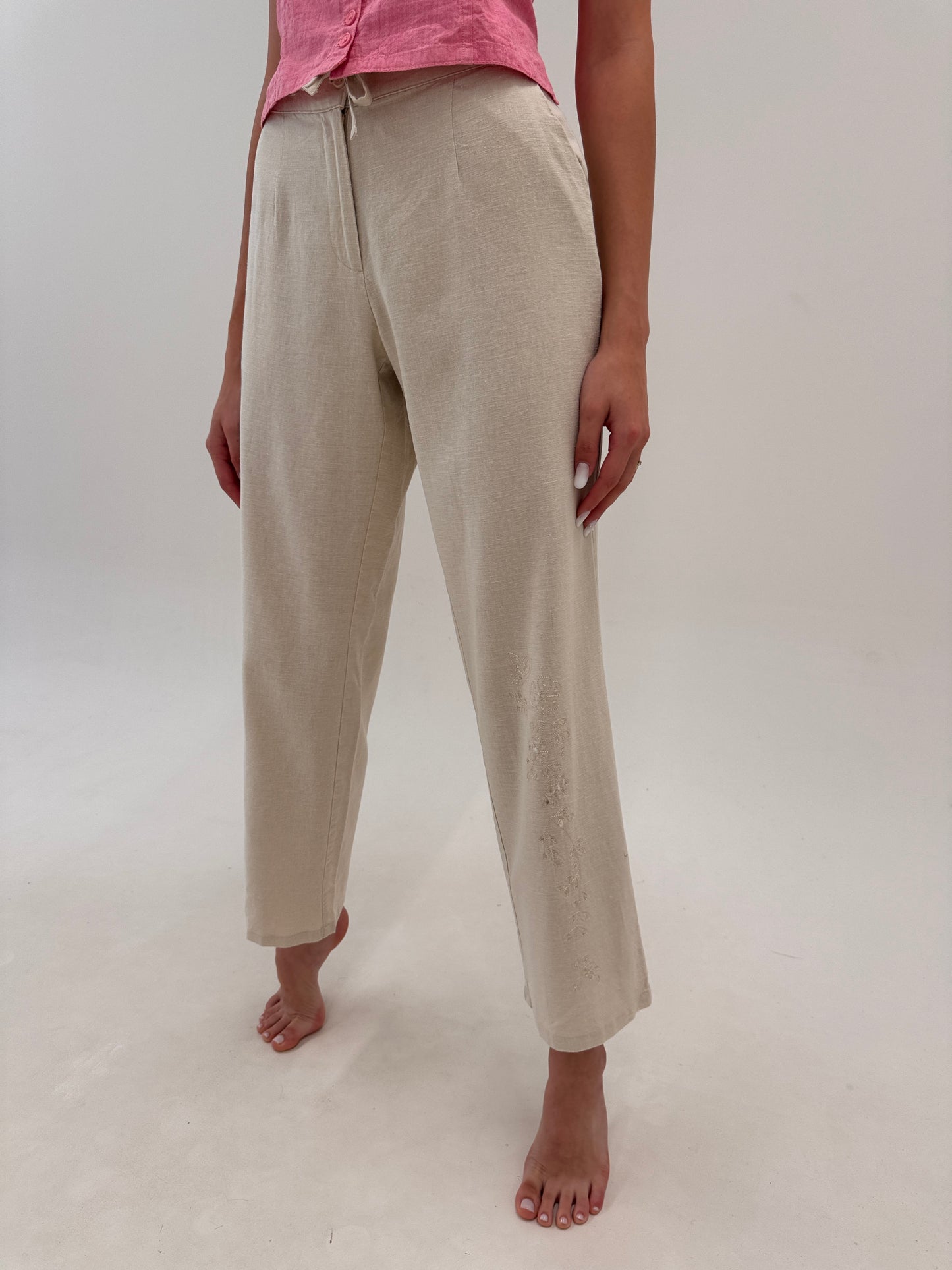 Pantaloni sand nude din pânză cu talie reglabilă în croi drept cu aplicații manuale