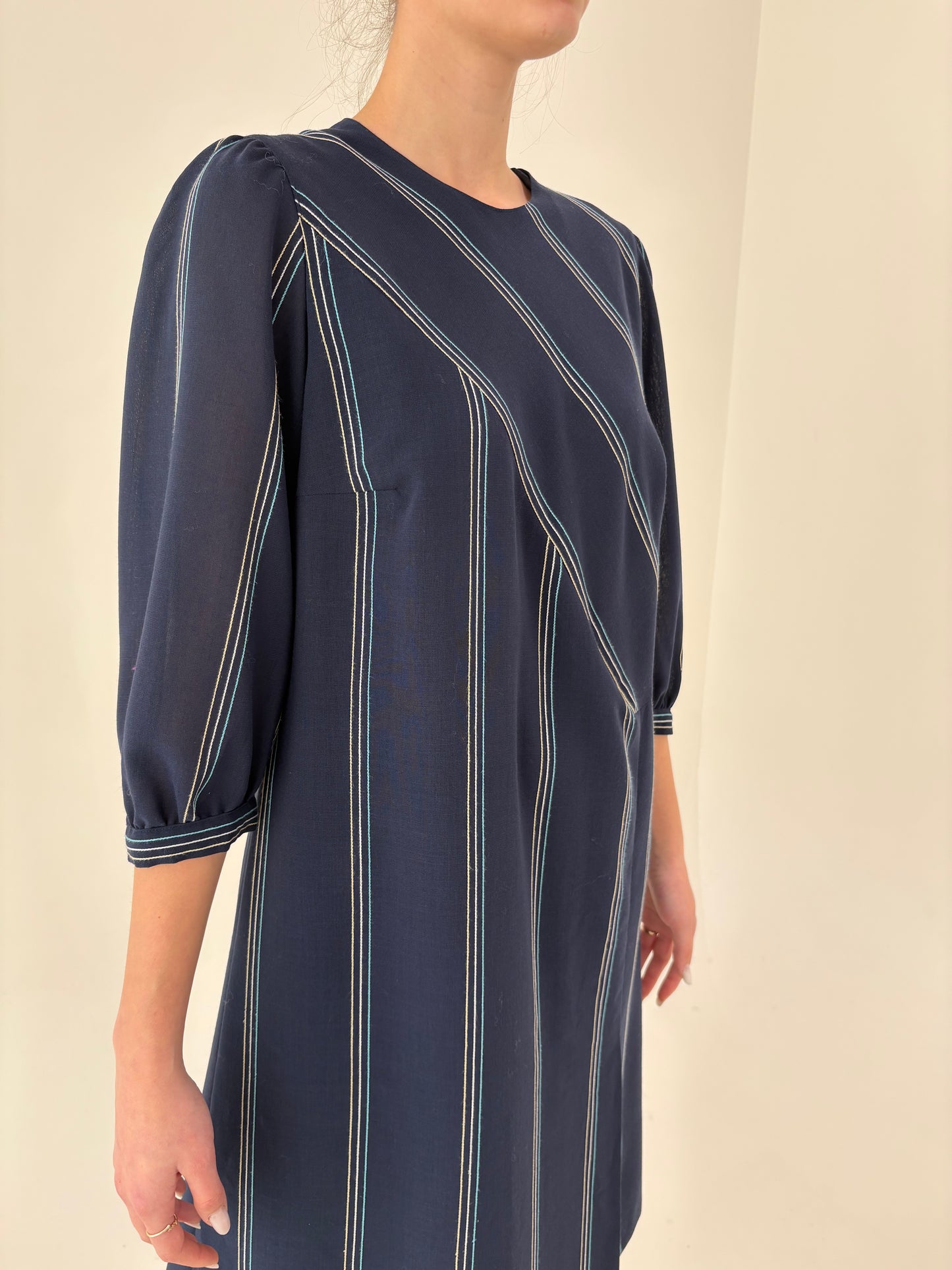 Rochie vintage în croi retro modern în dungi fine verticale cu mâneci ușor bufante