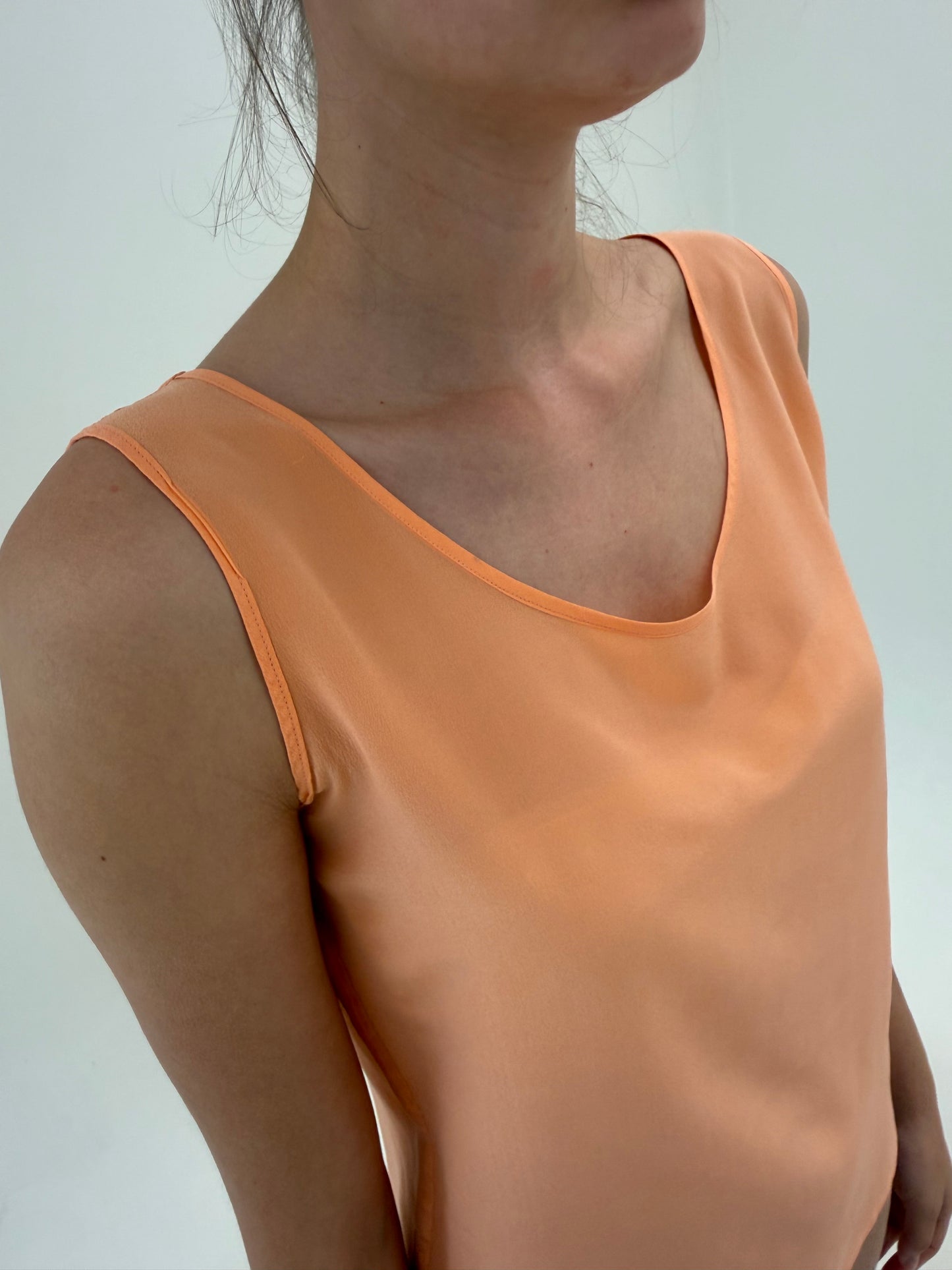 Top light orange din mătase naturală în croi minimalist