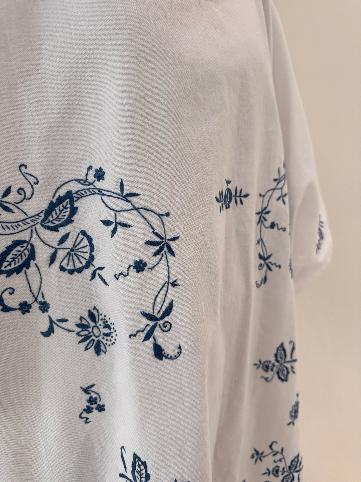 Kaftan cu broderie manuală albastru cerneală din in excepțional în croi amplu
