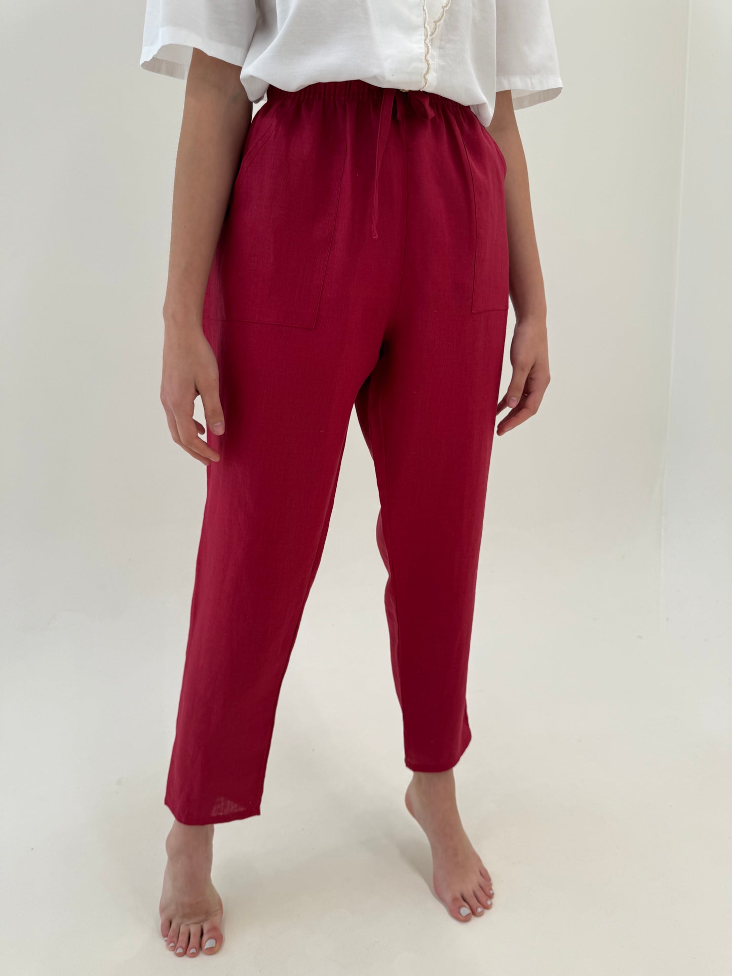 Pantaloni dark cherry red din in cu talie elastică reglabilă