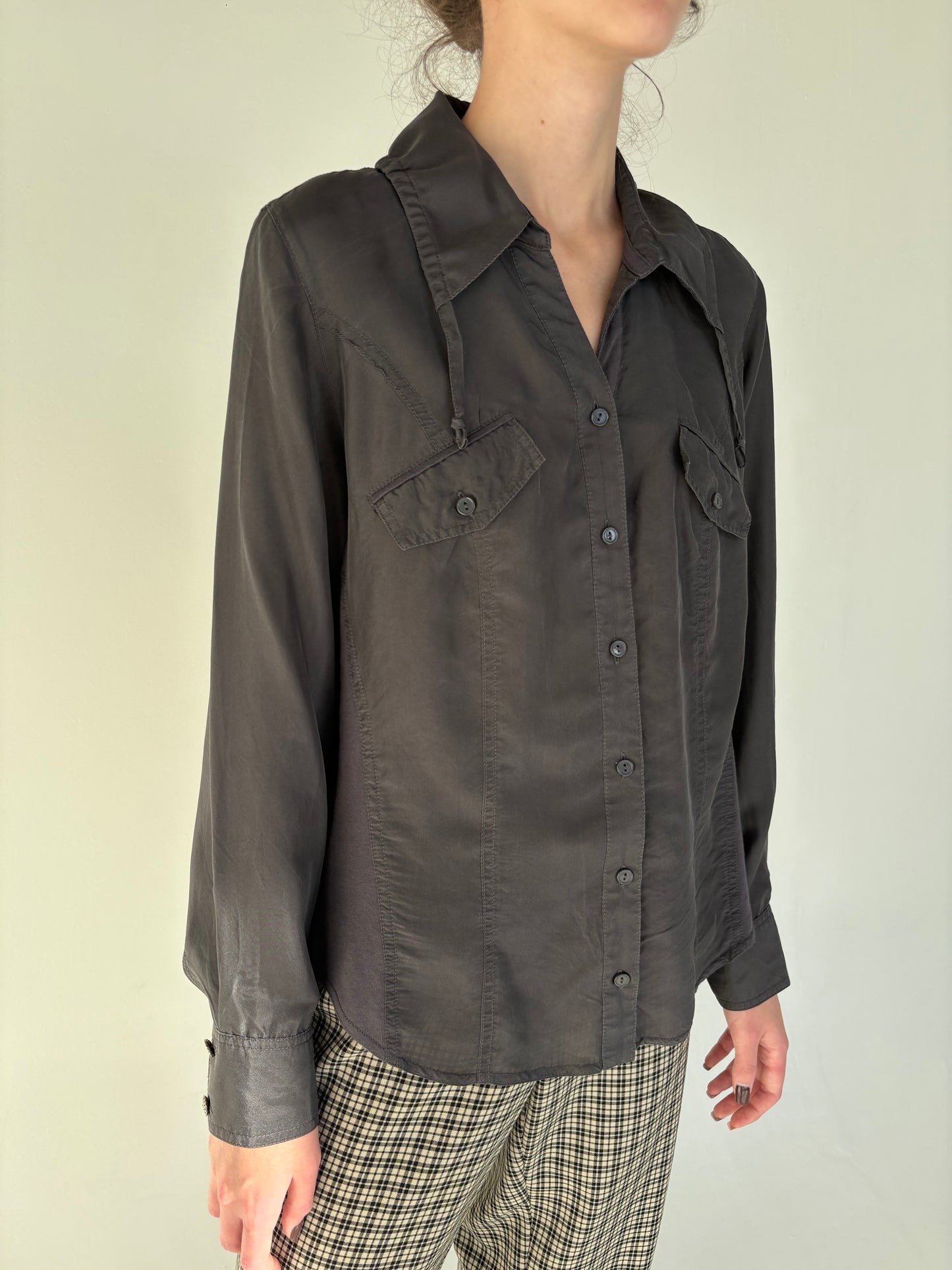 Cămașa din mătase naturală cu ușoare influențe casual