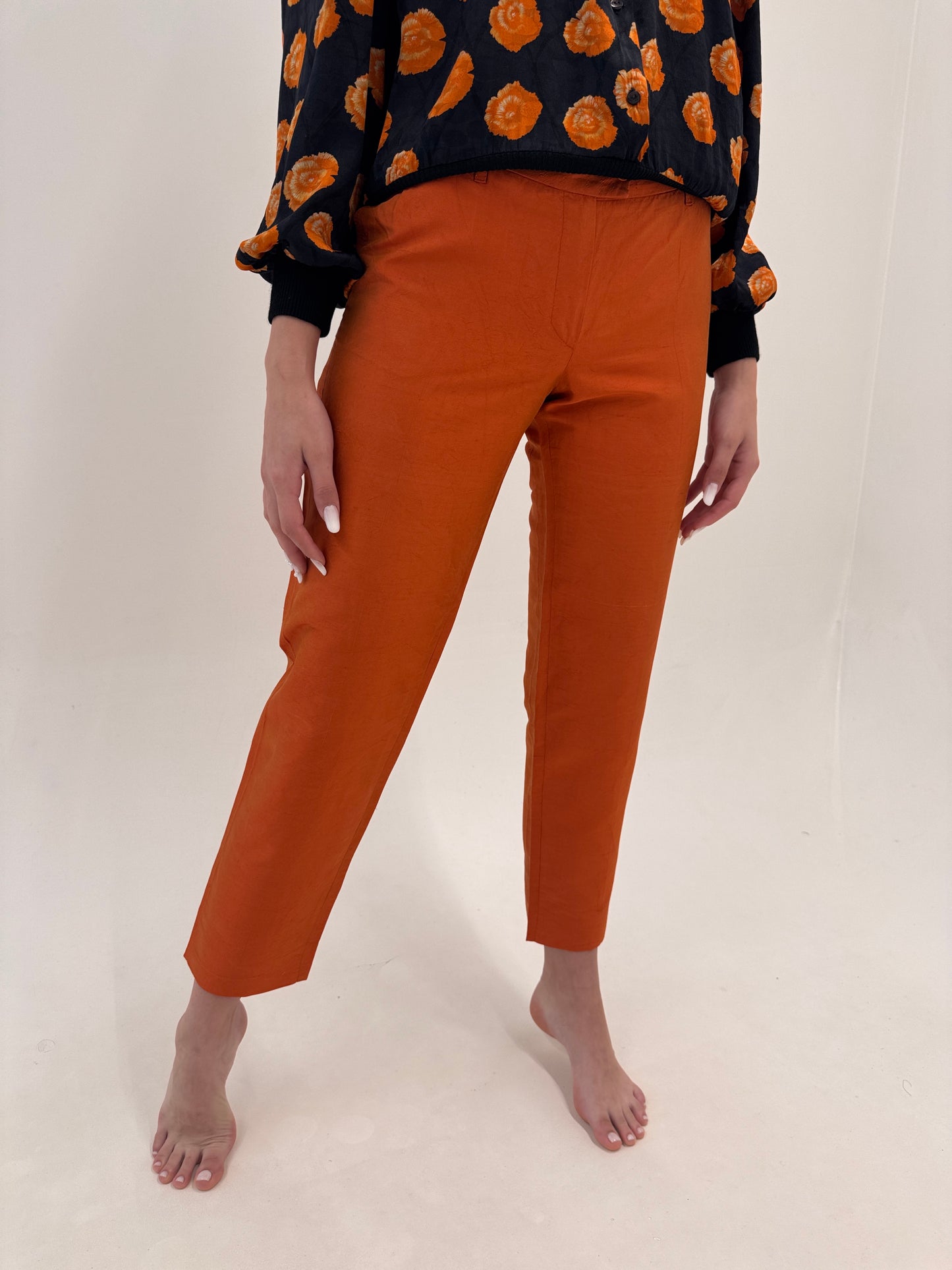 Pantaloni țigaretă petite din mătase naturală pumpkin orange