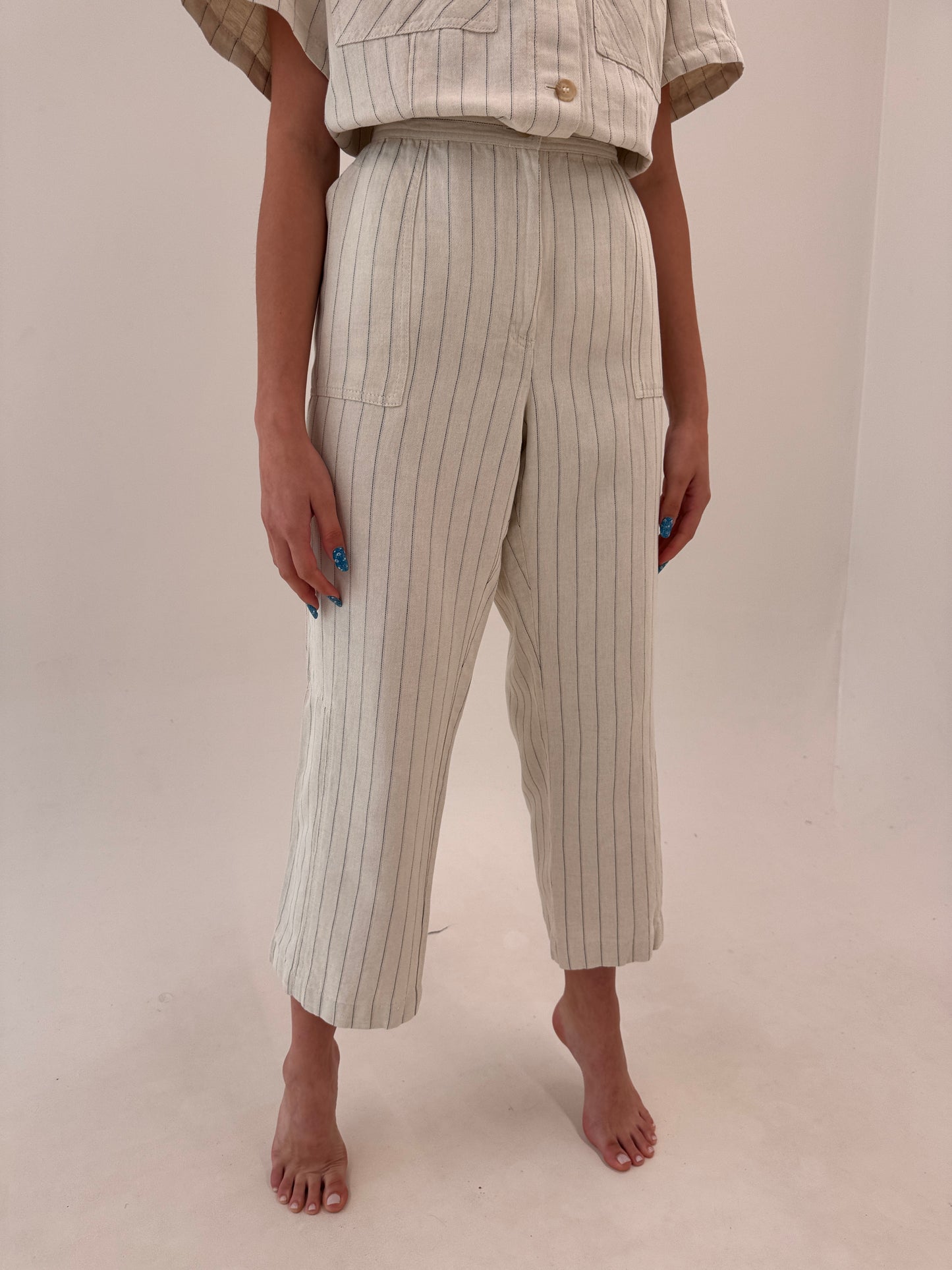 Costum din pânză excepțională de in în dungi fine și croi minimalist