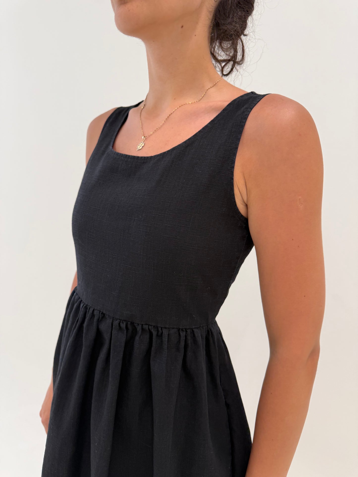 Rochie neagră din in premium handmade în croi minimalist cu buzunare