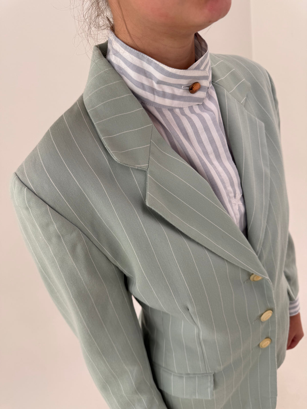 Sacou cambrat în croi mai lung cu dungi fine verticale din lana extrafina mint green