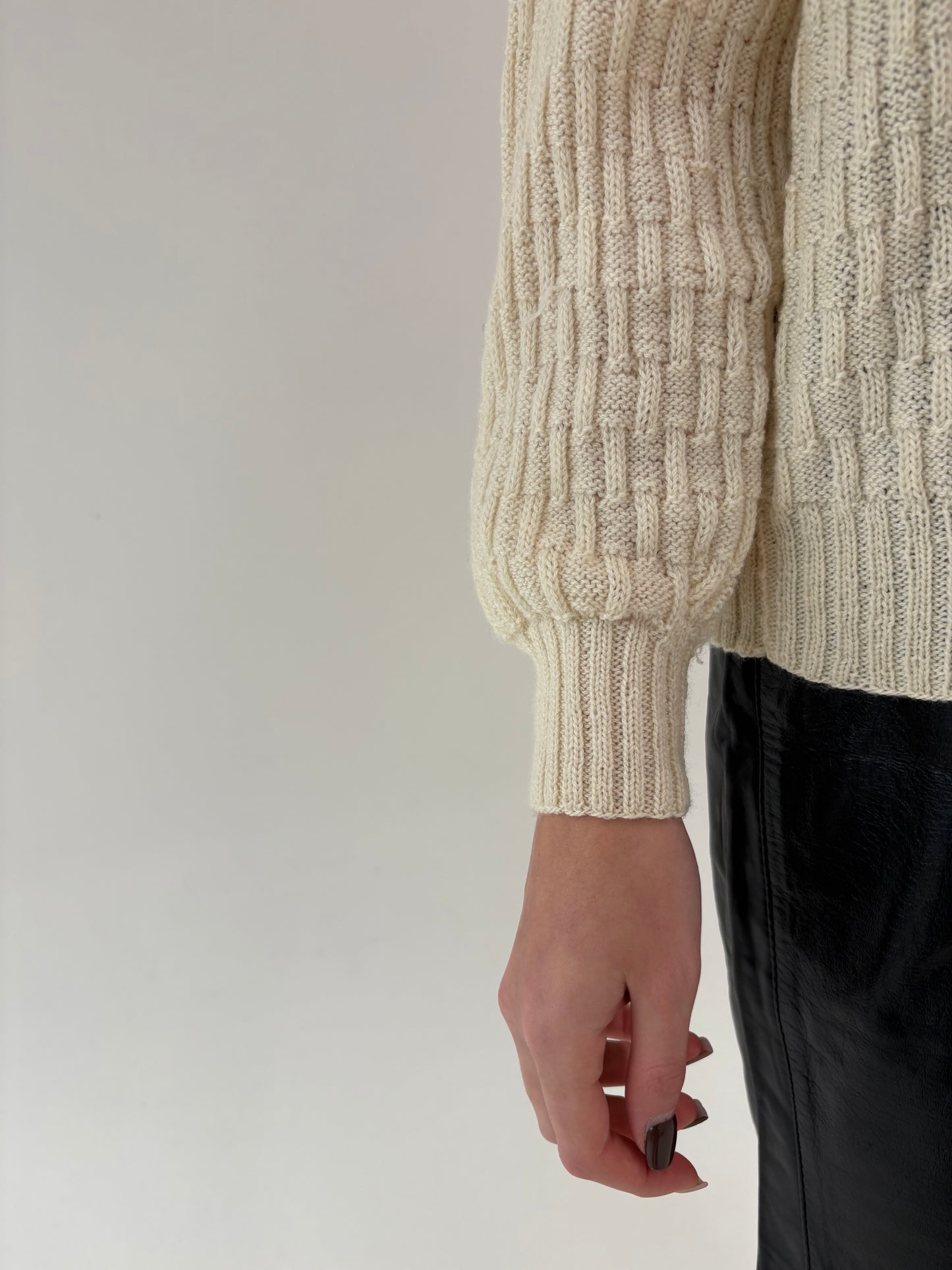 Cardigan butter white vintage lucrat manual din lana extrafina texturată