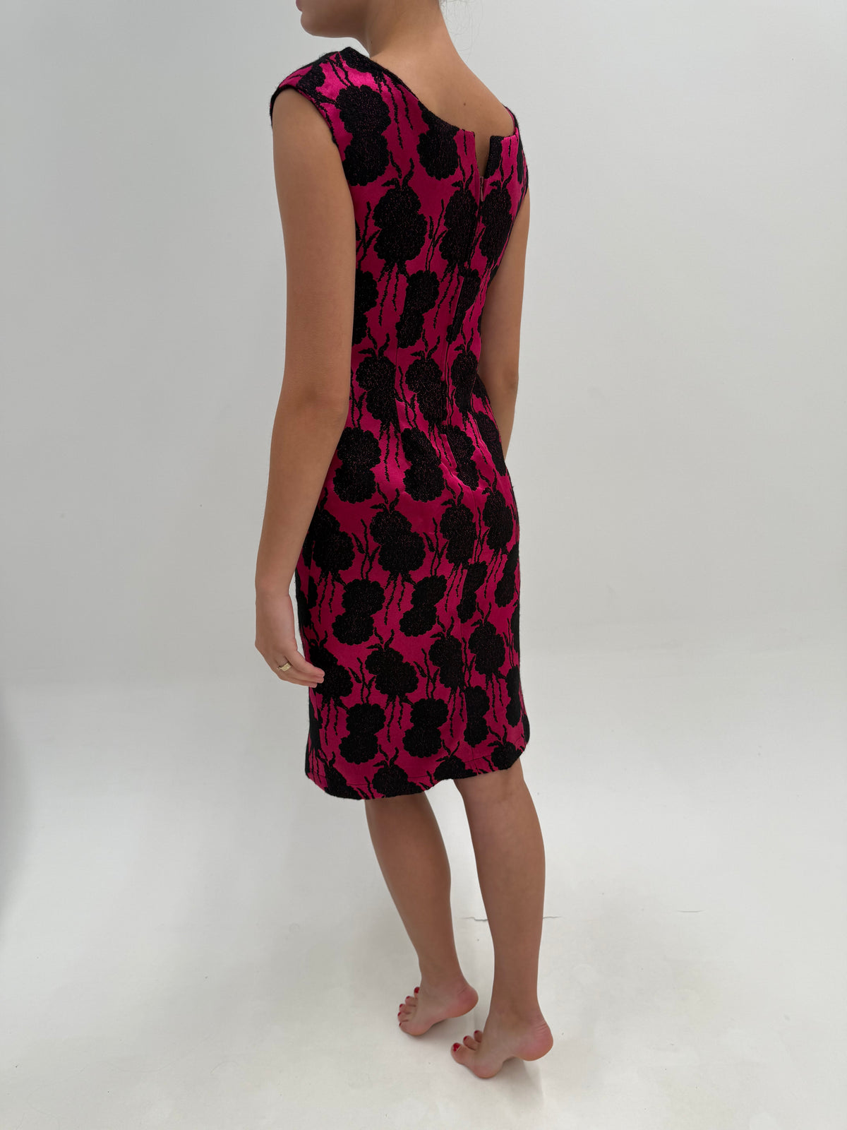 Rochie excepțională din wool-blend floral jacquard pe satin ground fucsia în croi de ani 60