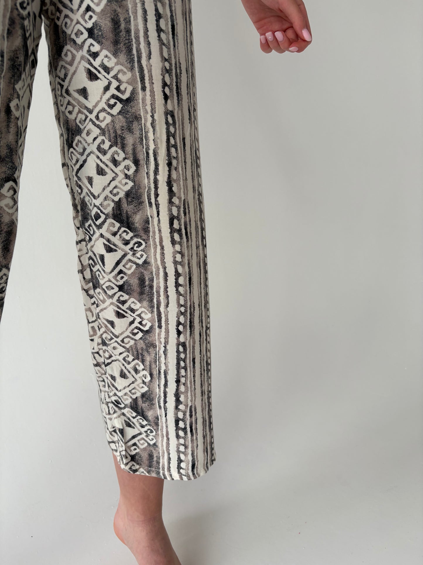 Pantaloni vintage petite în culori neutre cu talie ultra înaltă elastică