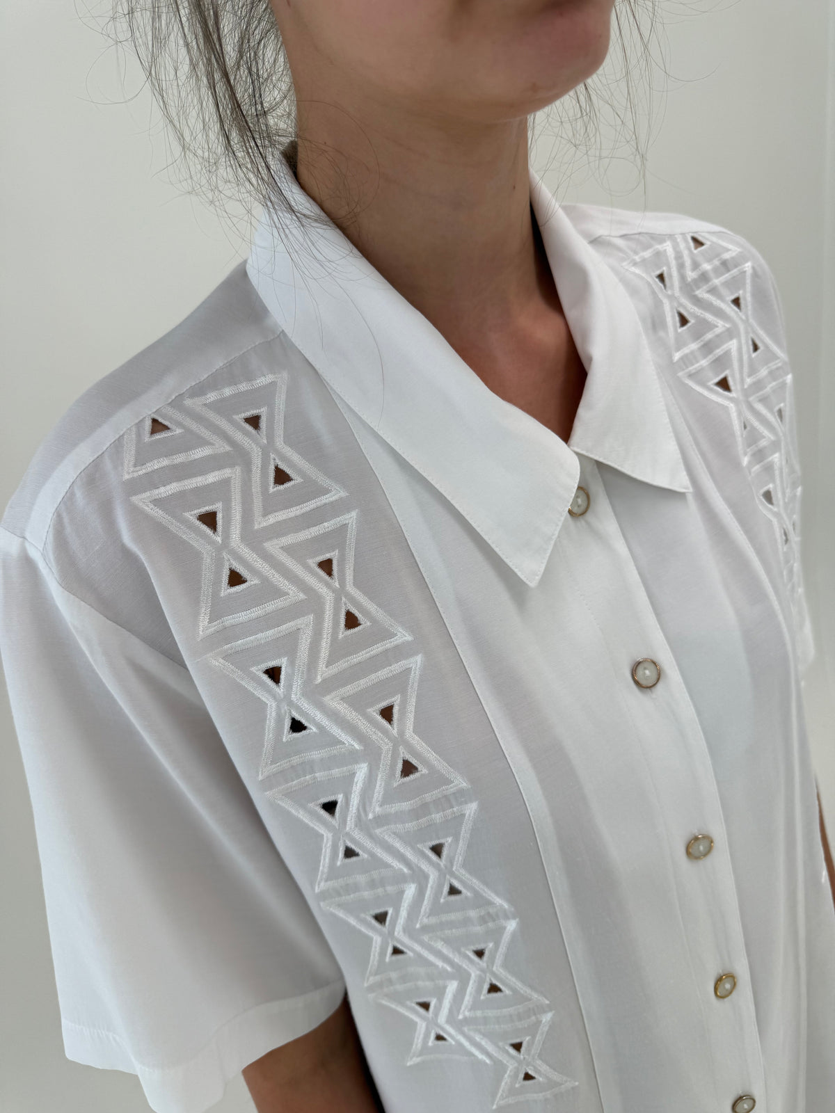 Cămașa vintage super vaporoasă cu broderie geometrică și revere chic