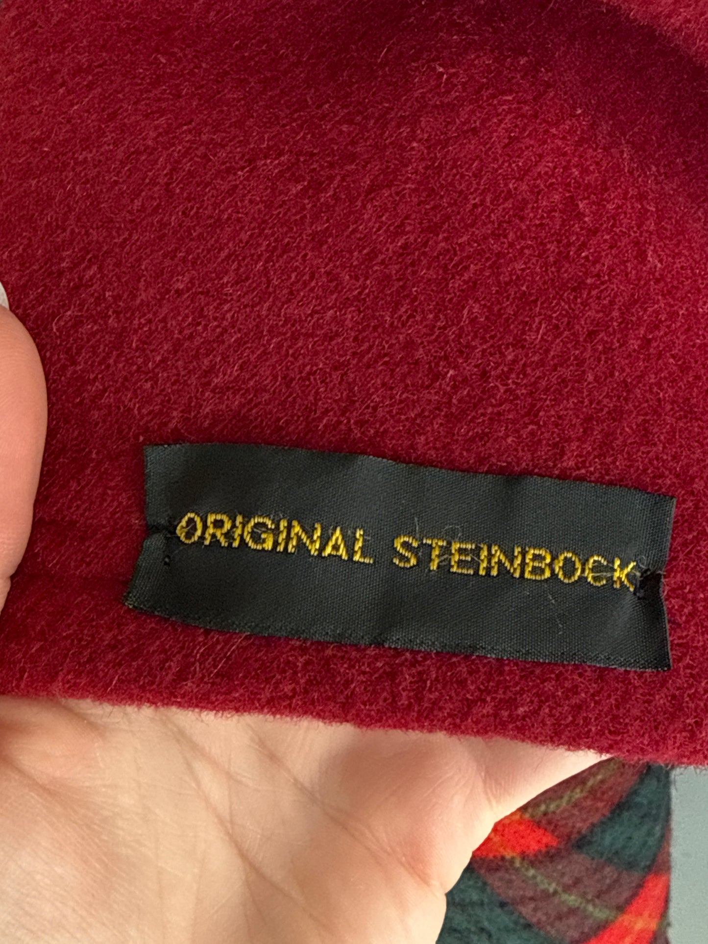 Capa din lana extrafina dark cherry red cu eșarfă proprie