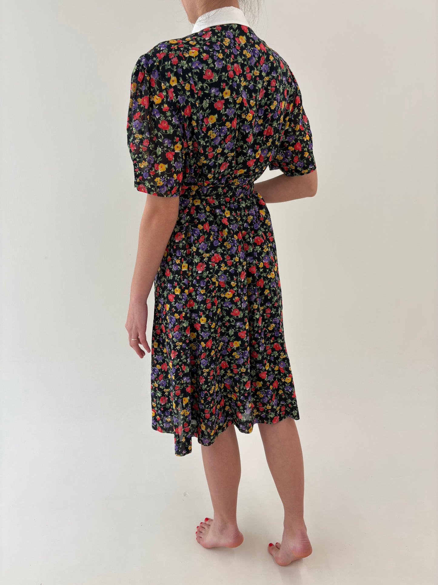 Rochie vintage cu print floral și guler contrastant cu centura proprie
