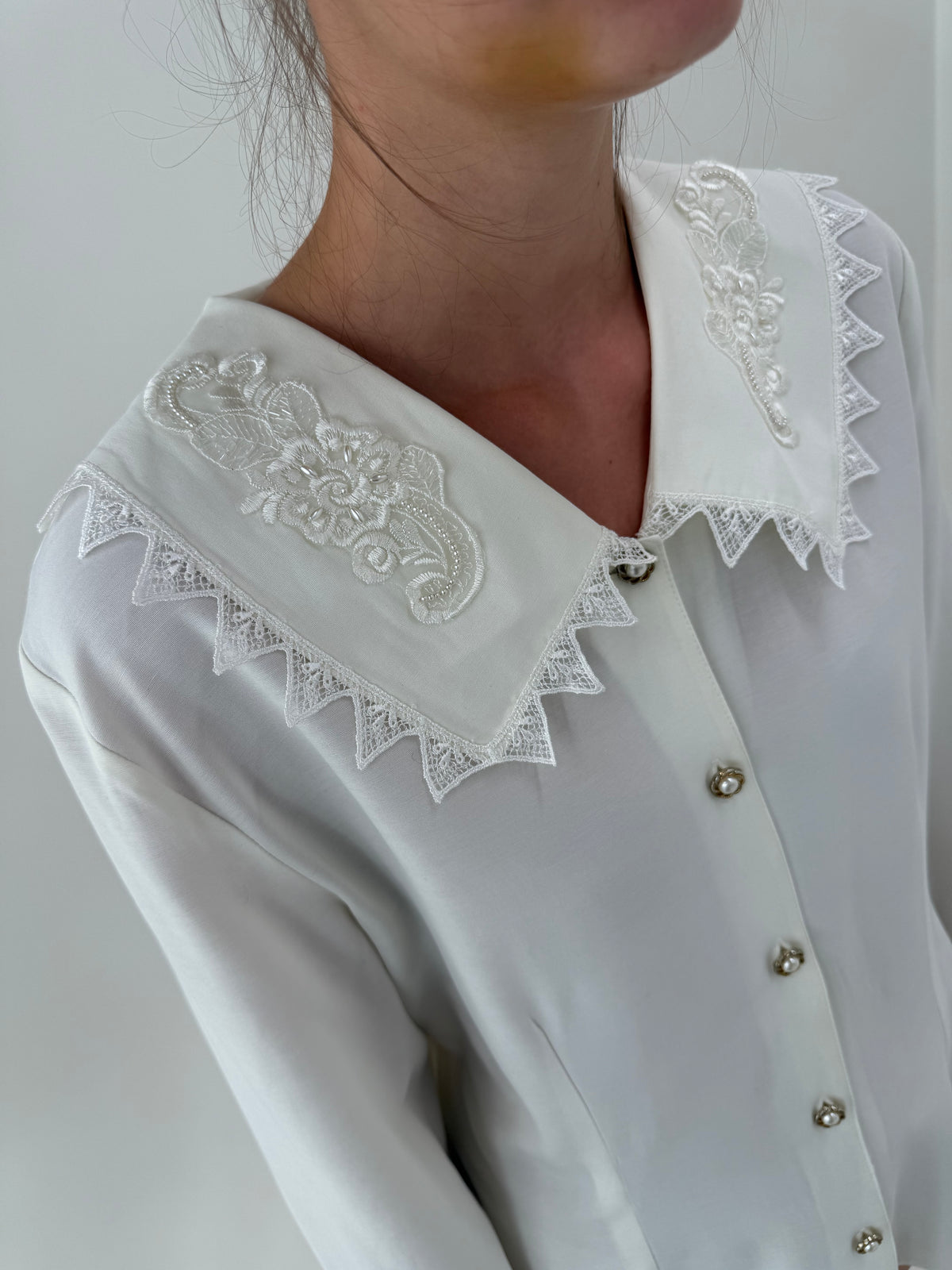 Cămașa vintage cu efect de peplum și aplicații de dantelă și perle