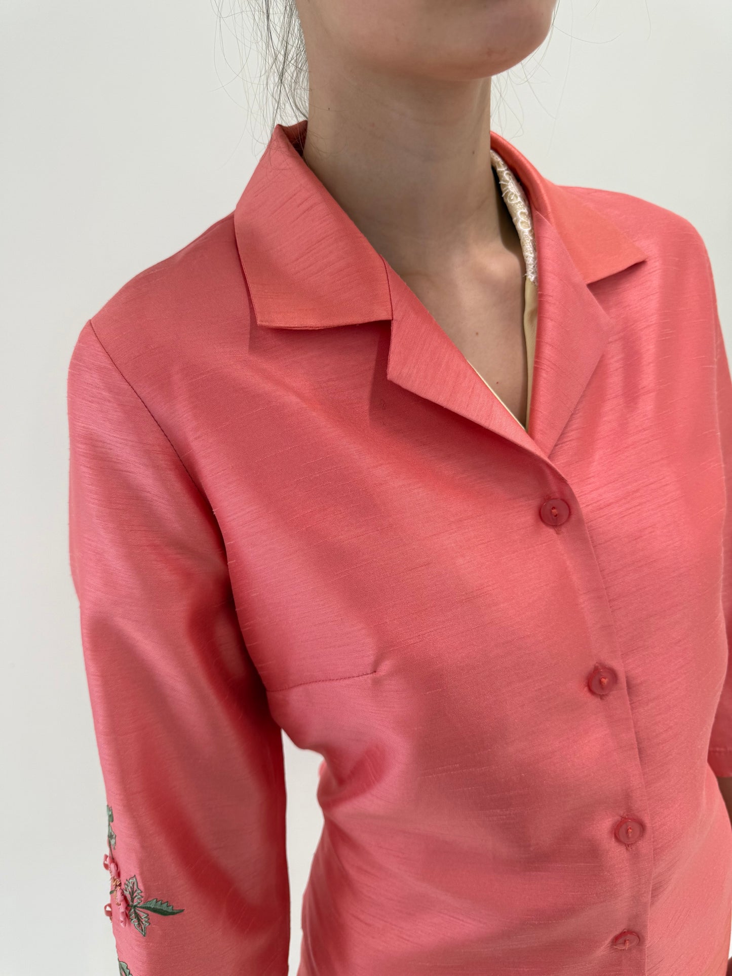 Costum cu broderie 3D din panza de mătase naturală salmon pink
