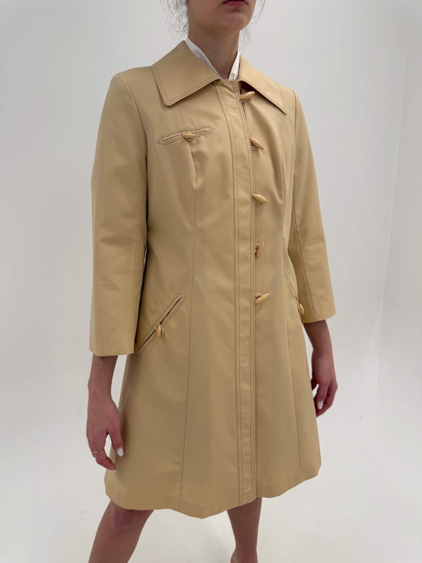 Trench vintage camel petite din gabardină în croi de ani 60