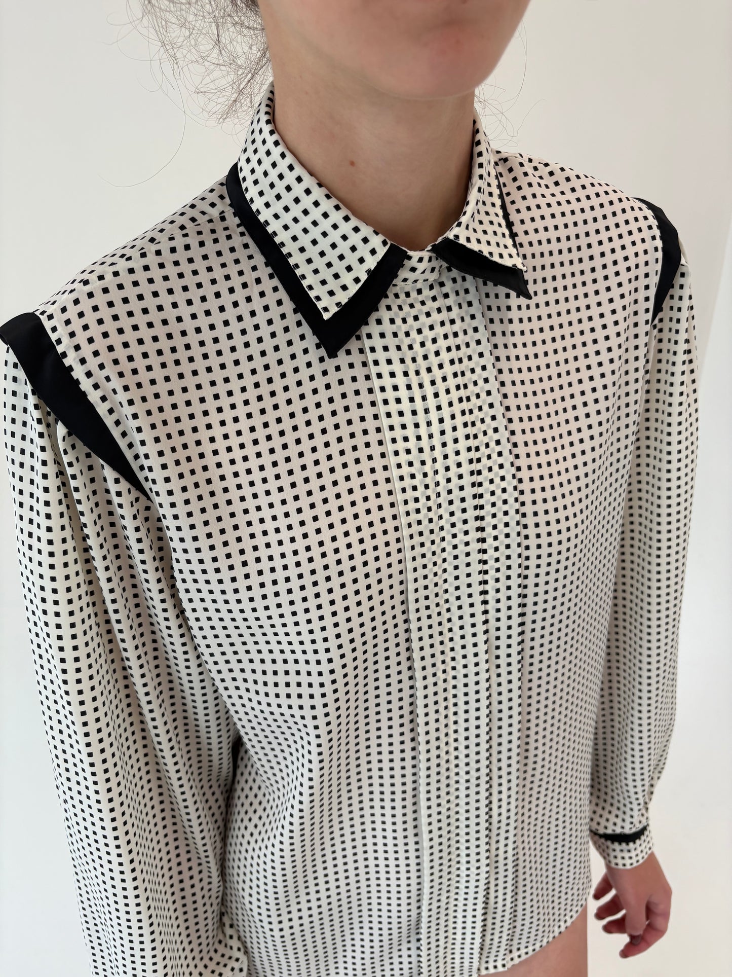Cămașa vinatge în croi retro modern cu print alb negru