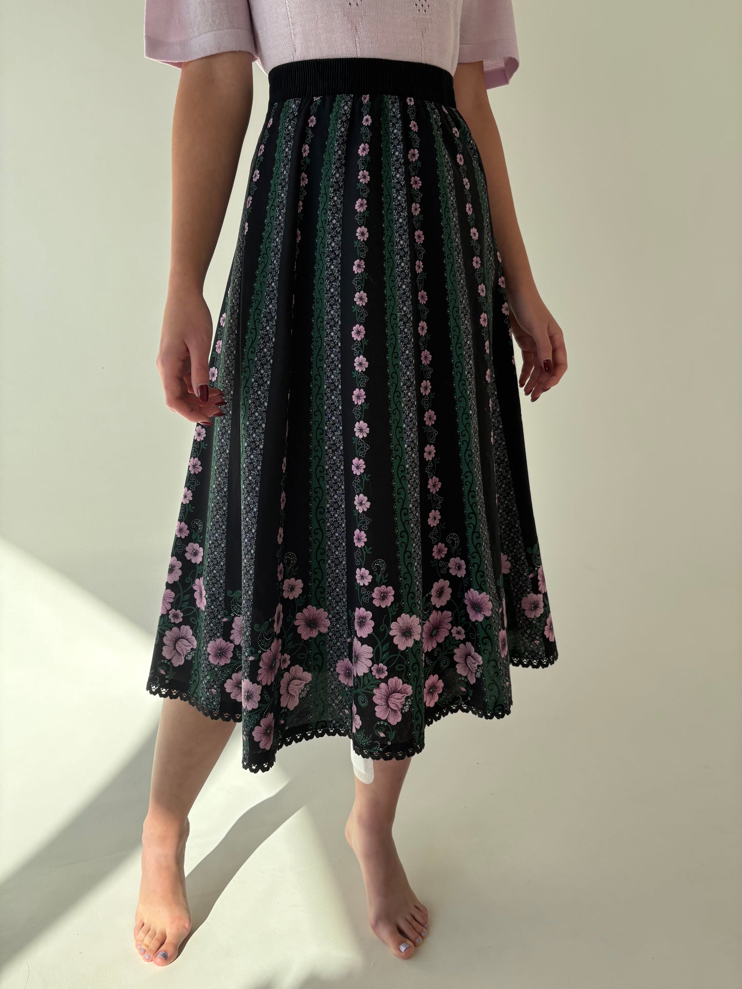 Fustă vintage neagră cu prin floral lavandă și talie ultra înaltă elastică