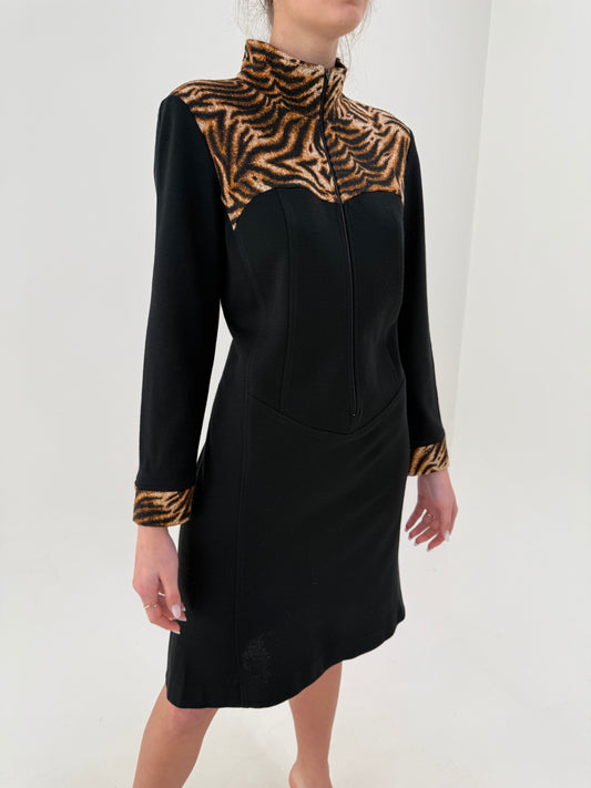 Rochie vintage cu animal print și influențe casual din jerse negru