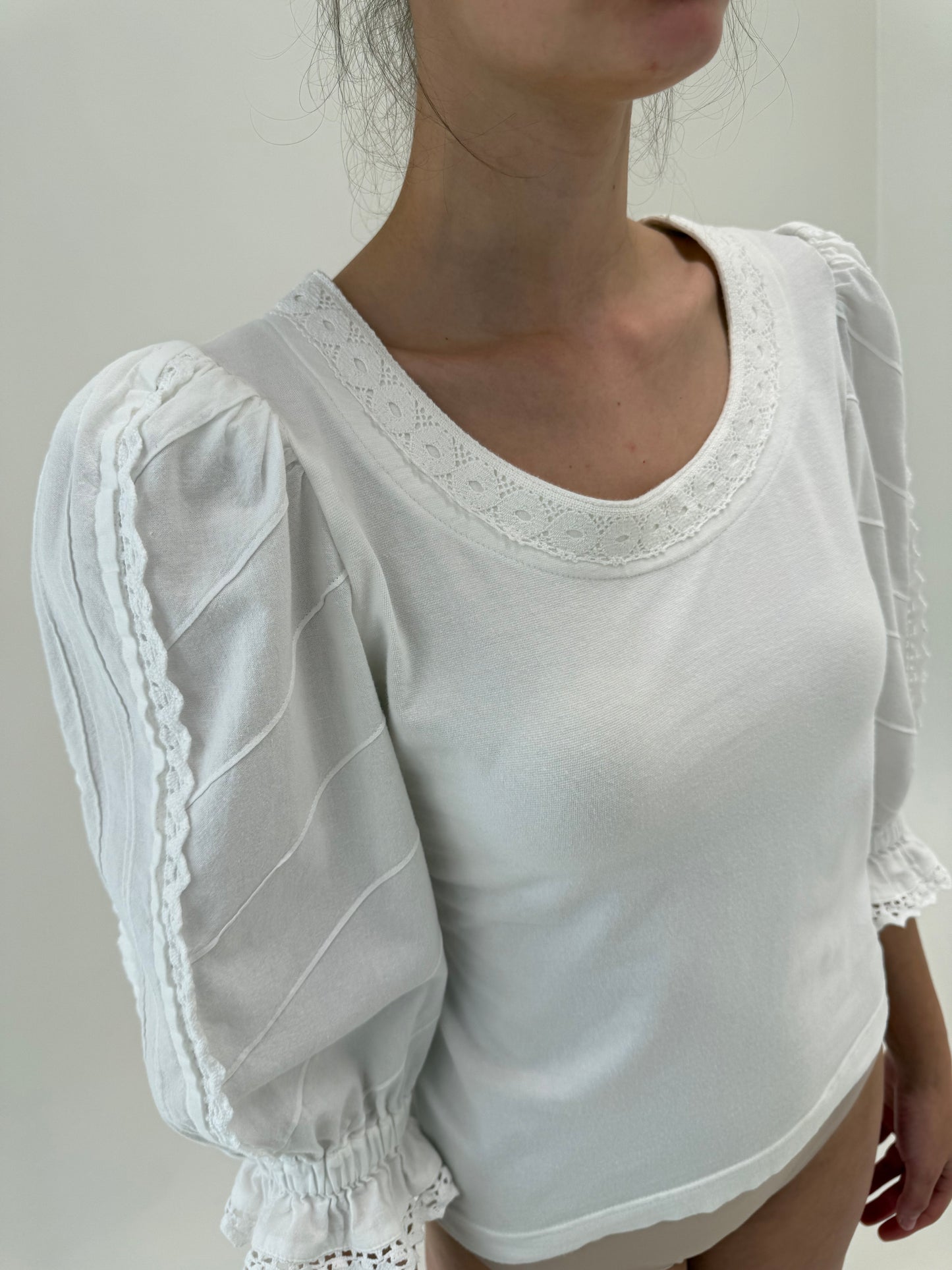 Top vintage cambrat din 2 tipuri de bumbac cu dantelă macrame