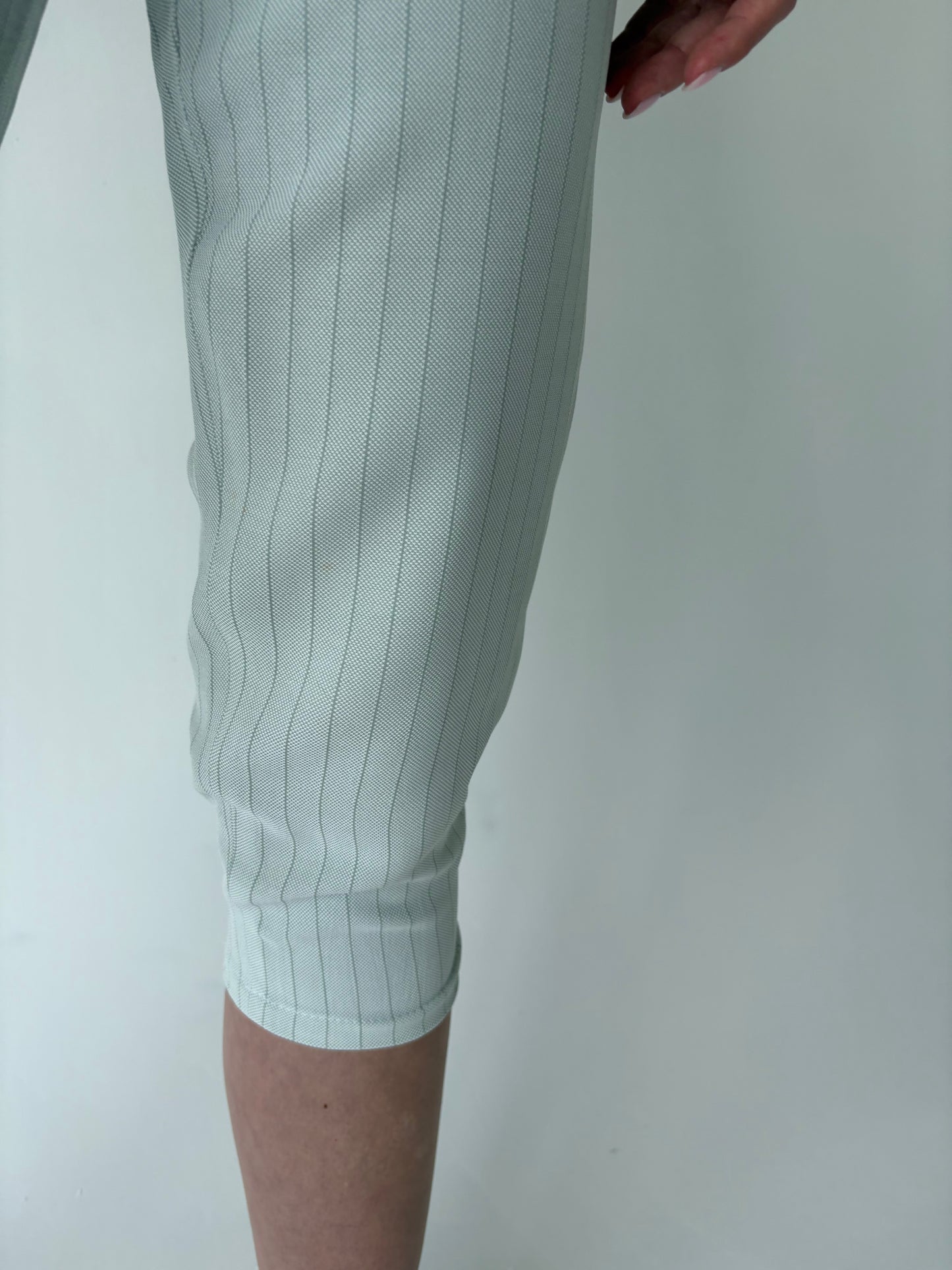 Pantaloni capri light baby blue cu talie ultra înaltă și pense